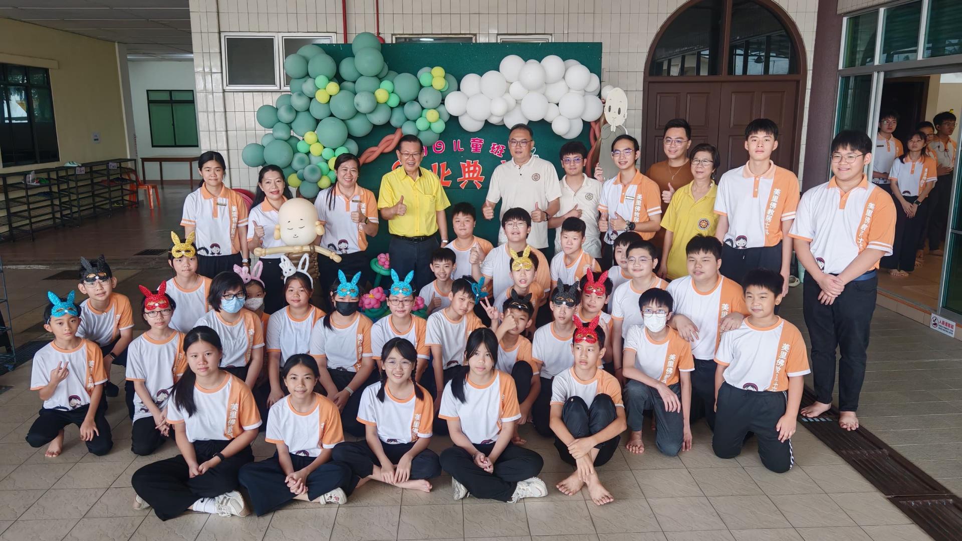 美里佛教居士林周日儿童班结业典礼合照。后排左4起为砂交通部长拿督斯里李景胜及署理林长陈荣华。