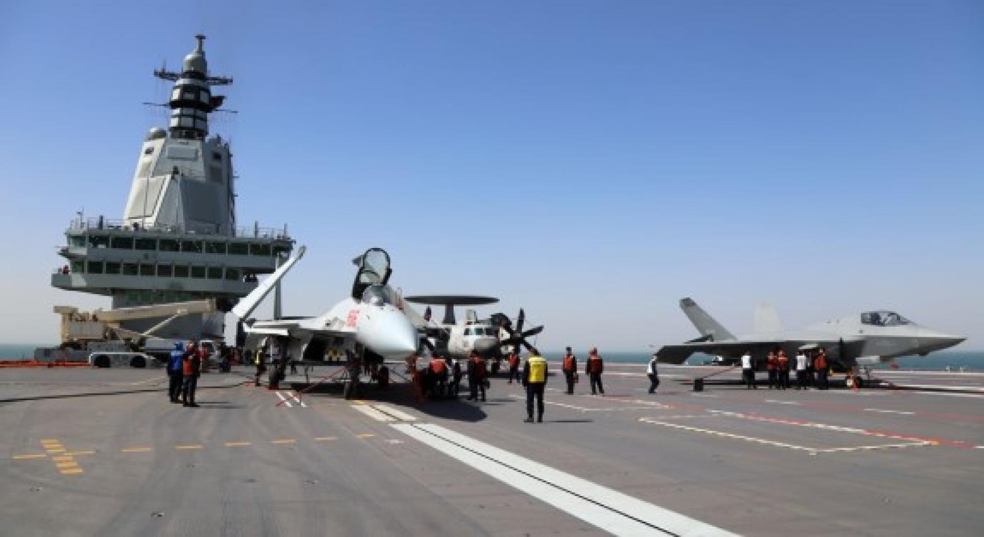 歼-15T、歼-35和空警-600三型舰载机列阵福建舰飞行甲板。（档案照）