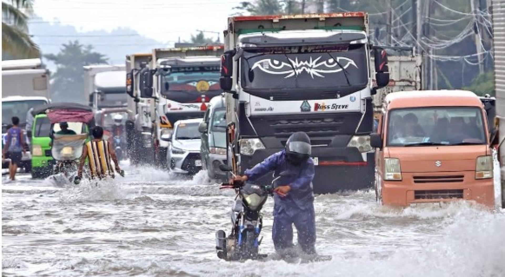 菲律宾南部棉兰老岛的豪雨，致高速公路部分路段8日被洪水淹没。