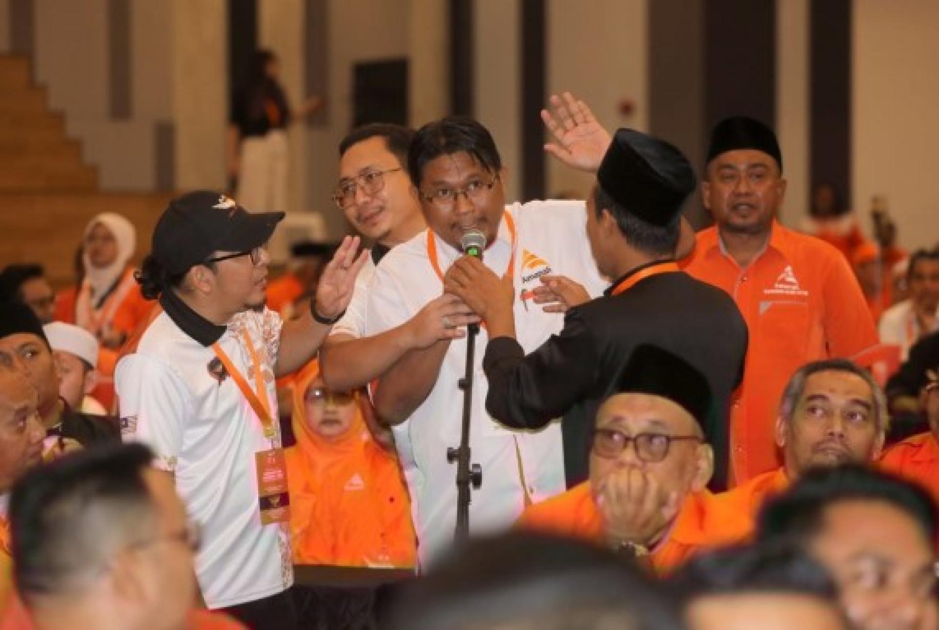 诚信党代表对展延党选不满，险些爆发冲突。