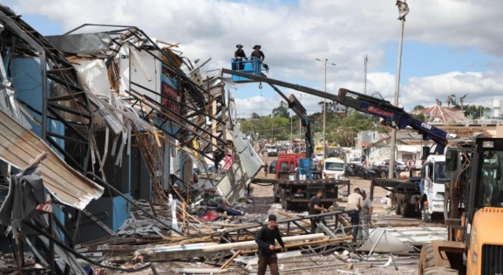 小镇超过一半房屋屋顶倒塌，多处建筑物结构损毁。