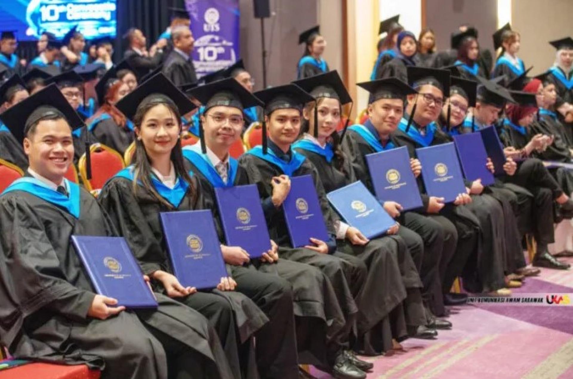 砂拉越科技大学毕业生于2025年11月9日毕业典礼上合影。