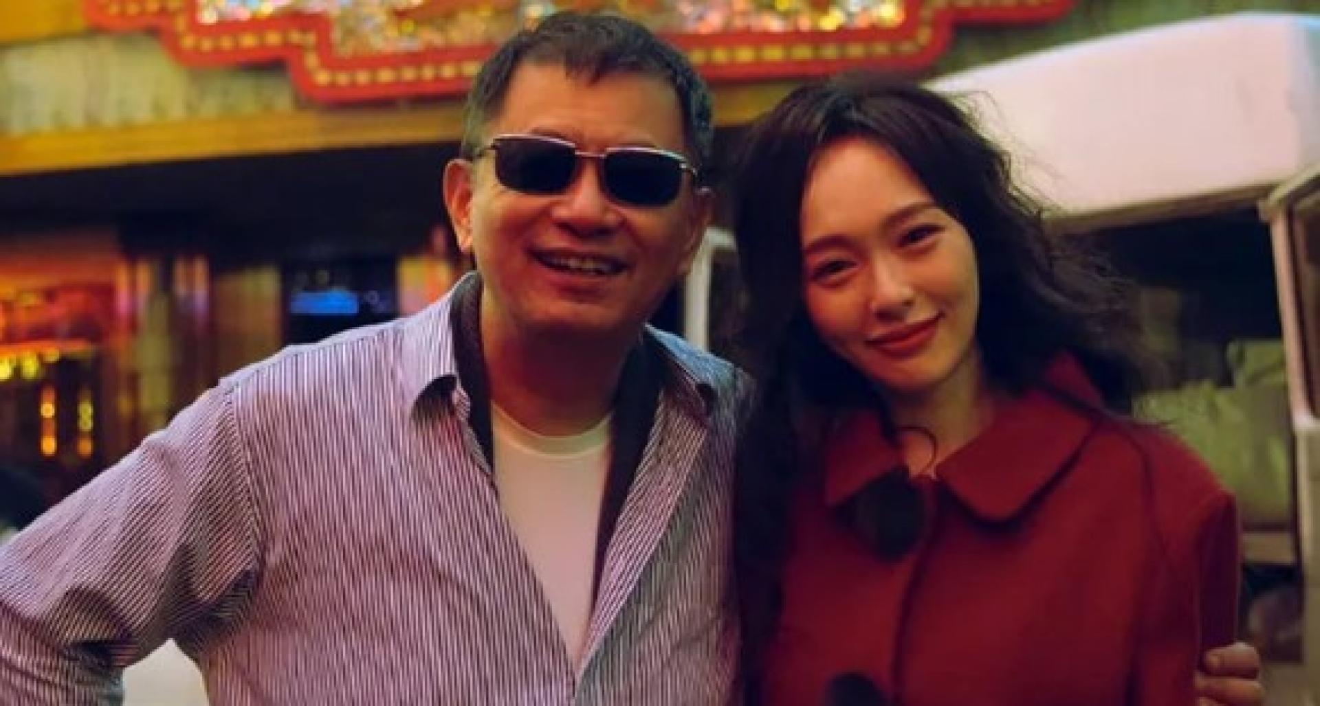 导演王家卫拍《繁花》时与唐嫣合影。