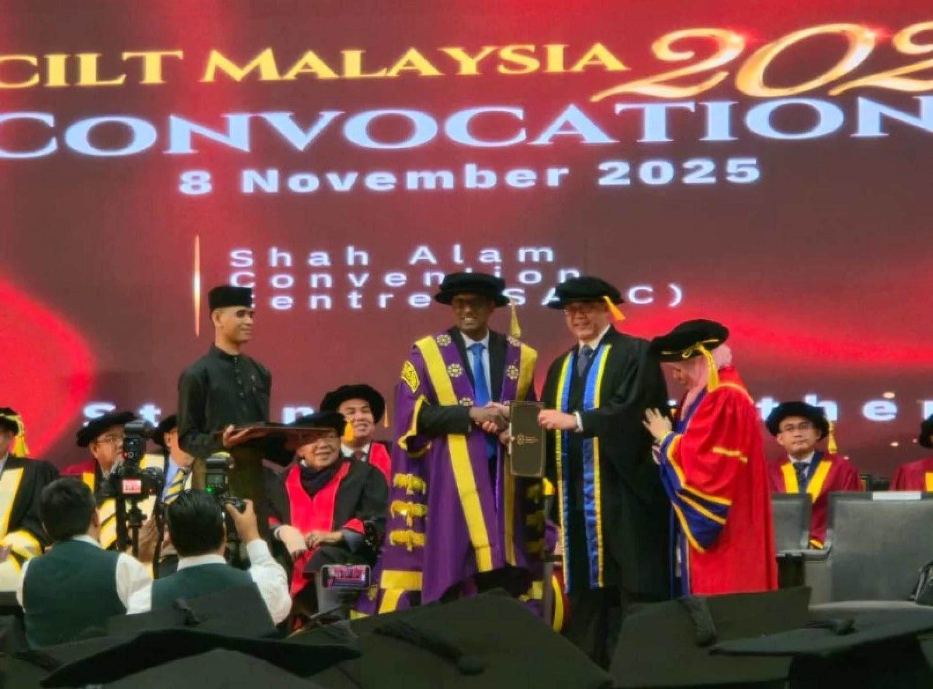 BPHB总裁兼集团首席执行官拿督鲁斯兰阿都加尼（右2）接受马来西亚特许物流与运输协会（CILT Malaysia）会士（FCILT）殊荣。