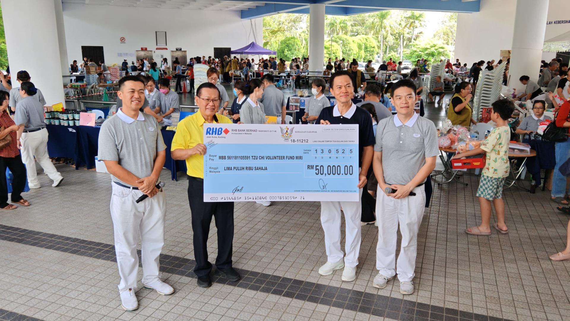 砂交通部长拿督斯里李景胜（左2）移交5万令吉模拟支票予佛教慈济基金会马来西亚美里联络处副负责人方文光，以支持美里静思堂建设计划。