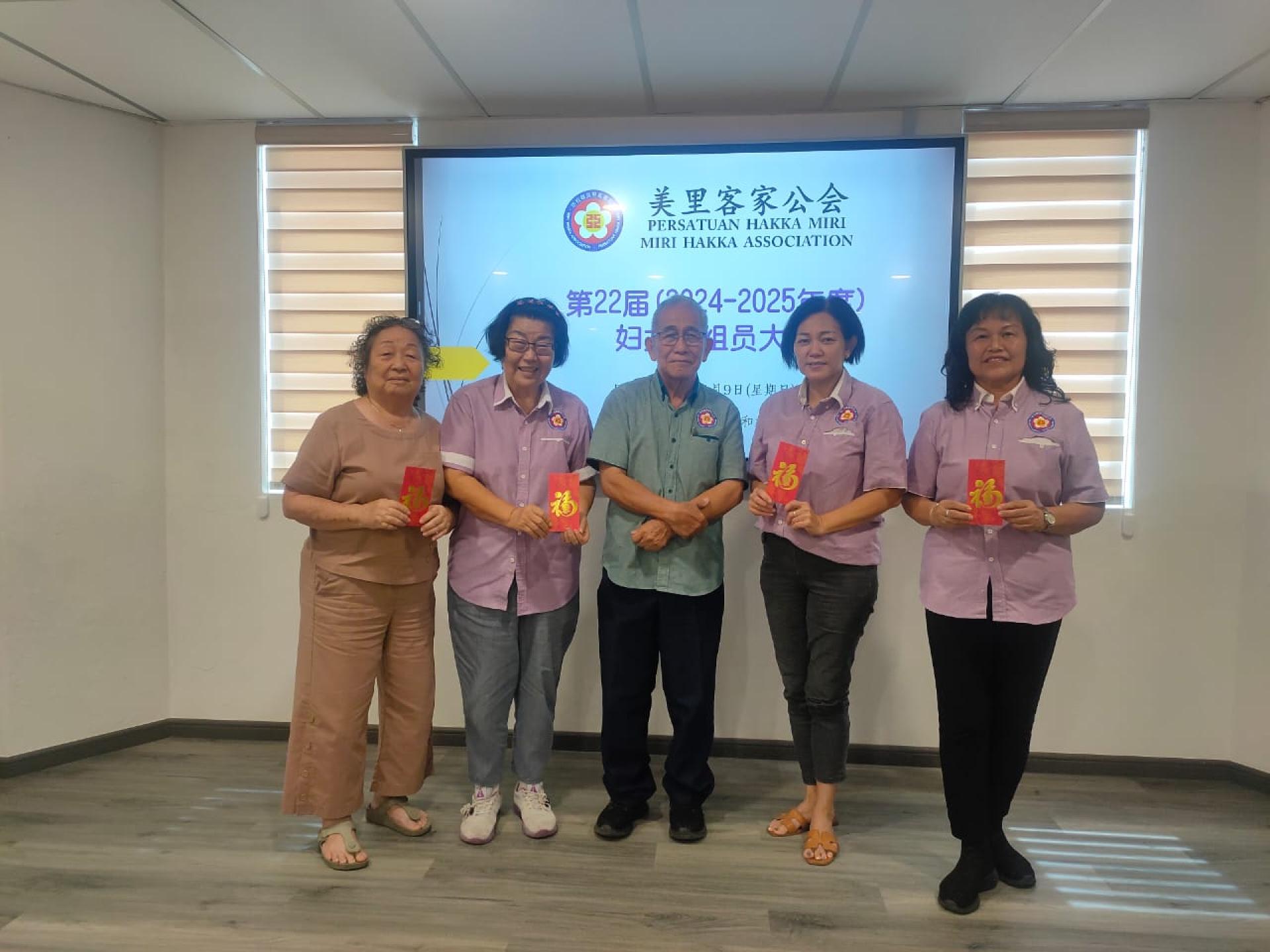 美里客家公会公关主任甲必丹张启华（中）代表主席江先柱，颁发100%勤务奖予4名得主合影。