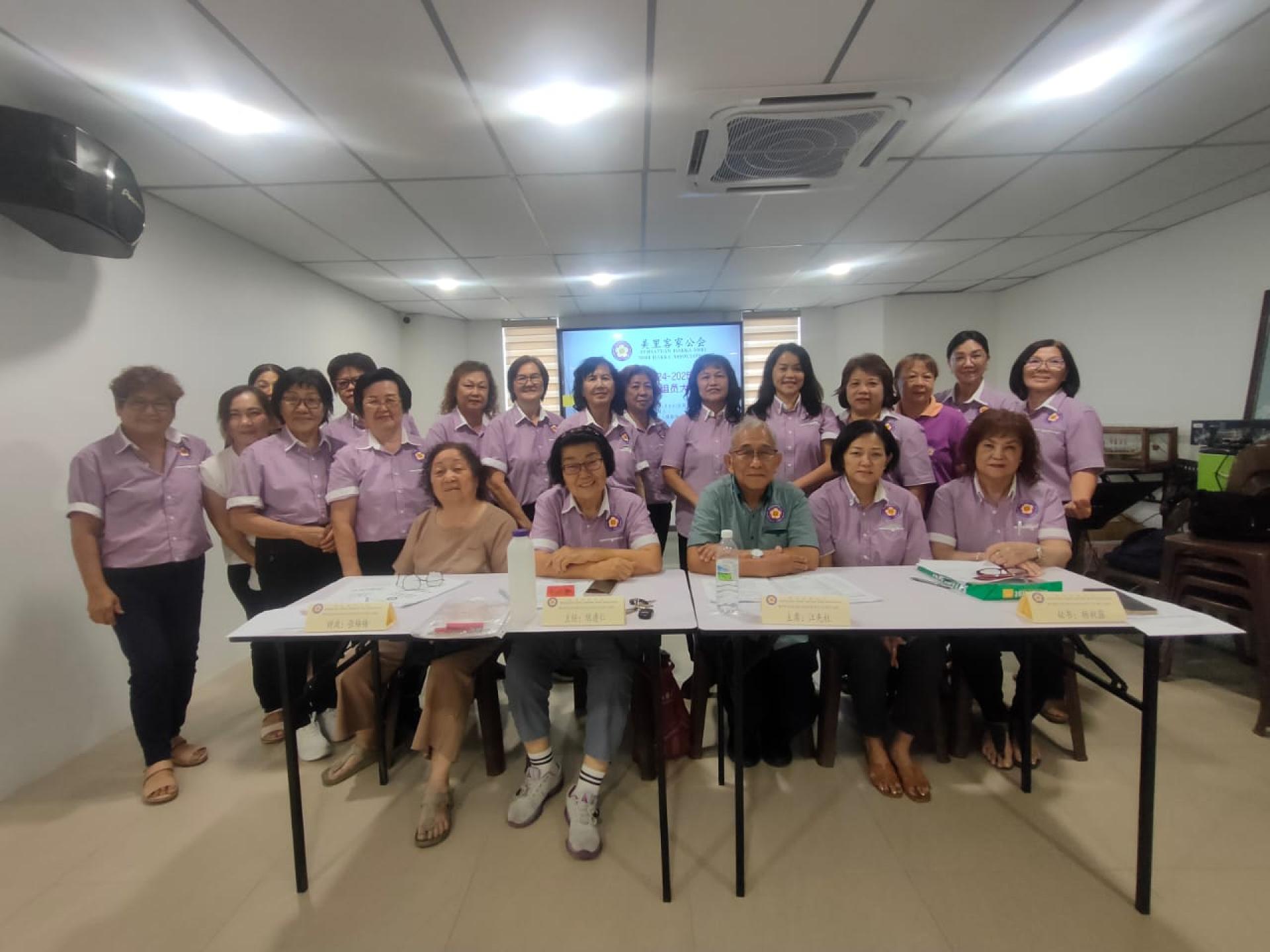 美里客家公会妇女组召开第22届组员大会全体出席者合影。