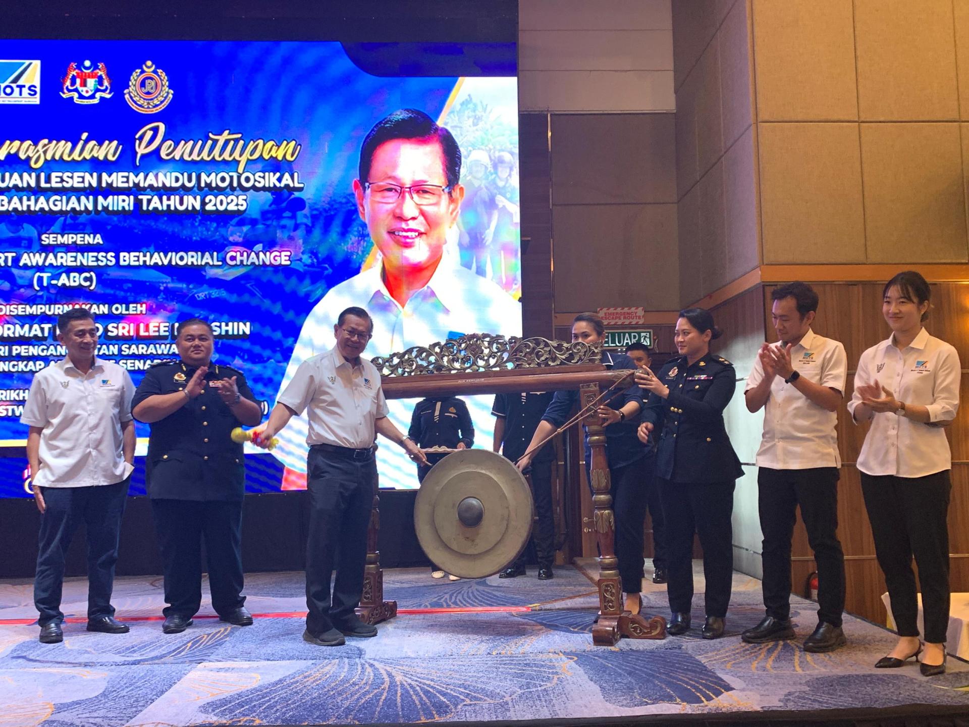 李景胜为“2025年美里省B2摩托车驾驶执照援助计划及交通安全行为转变醒觉运动（T-ABC）”主持闭幕仪式。