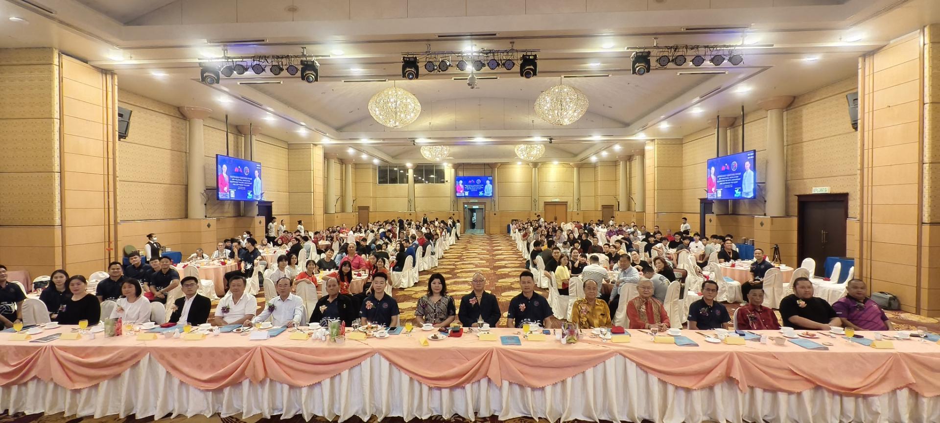 美里排球总会举办创会55周年纪念午宴，嘉宾与全体出席者合影。