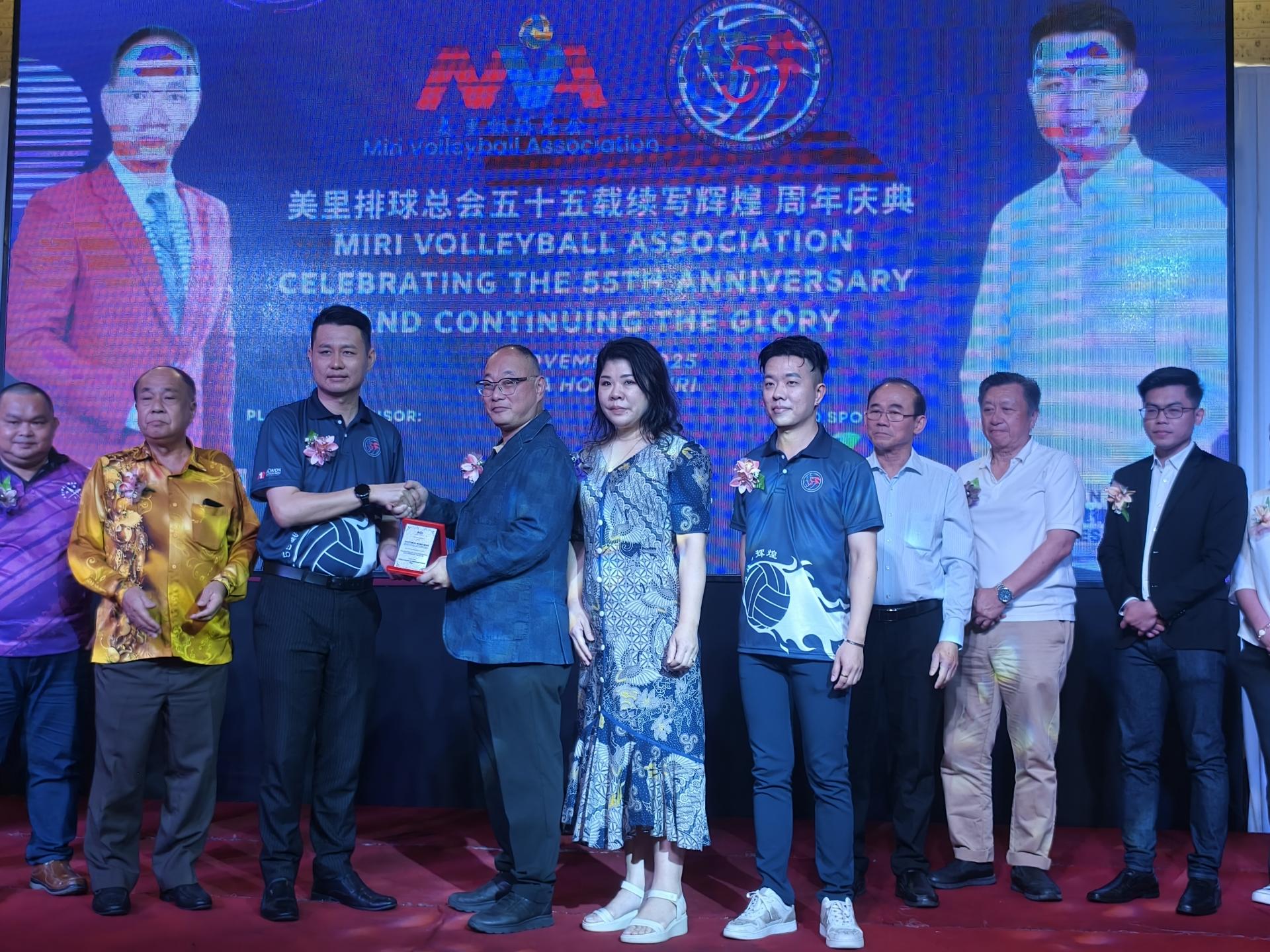 林思健律师（左）赠送纪念品予主宾拿督毛文明伉俪。右为美里排球总会主席兼筹备会主席温凯富。