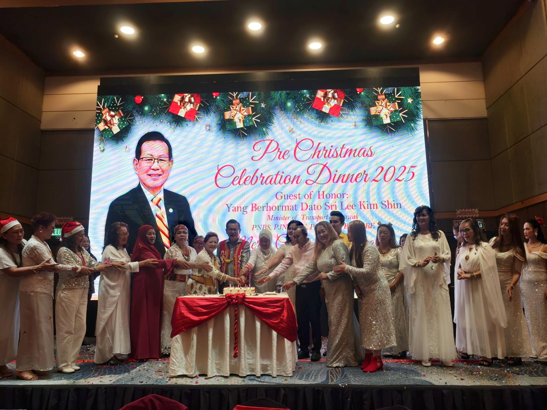美里内陆妇女协会举办2025年圣诞节前庆祝晚宴切蛋糕仪式。中为主宾砂交通部长拿督斯里李景胜。