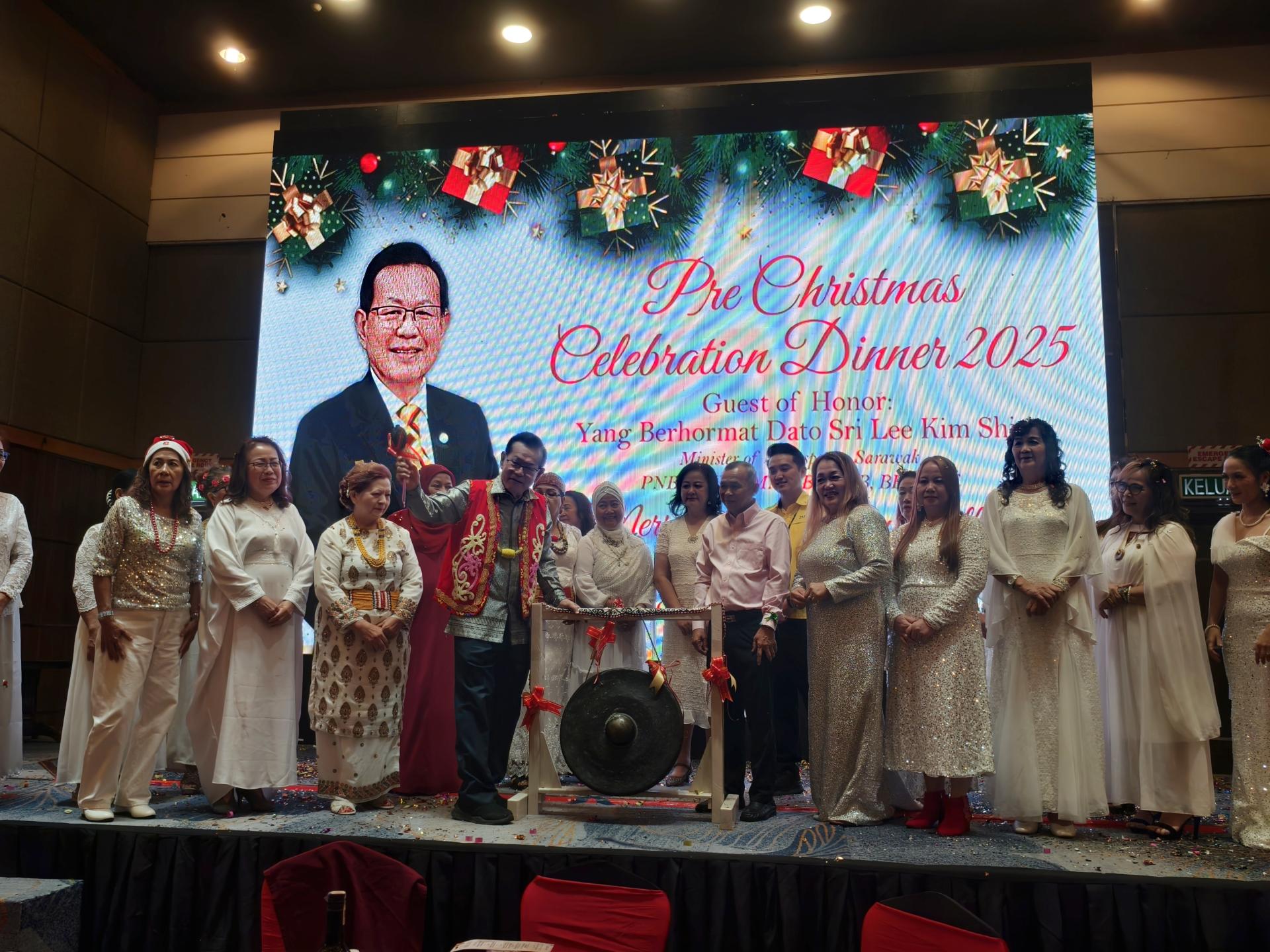 砂交通部长拿督斯里李景胜为2025年圣诞节前庆祝晚宴主持开幕仪式。左3为美里内陆妇女协会主席齐章。