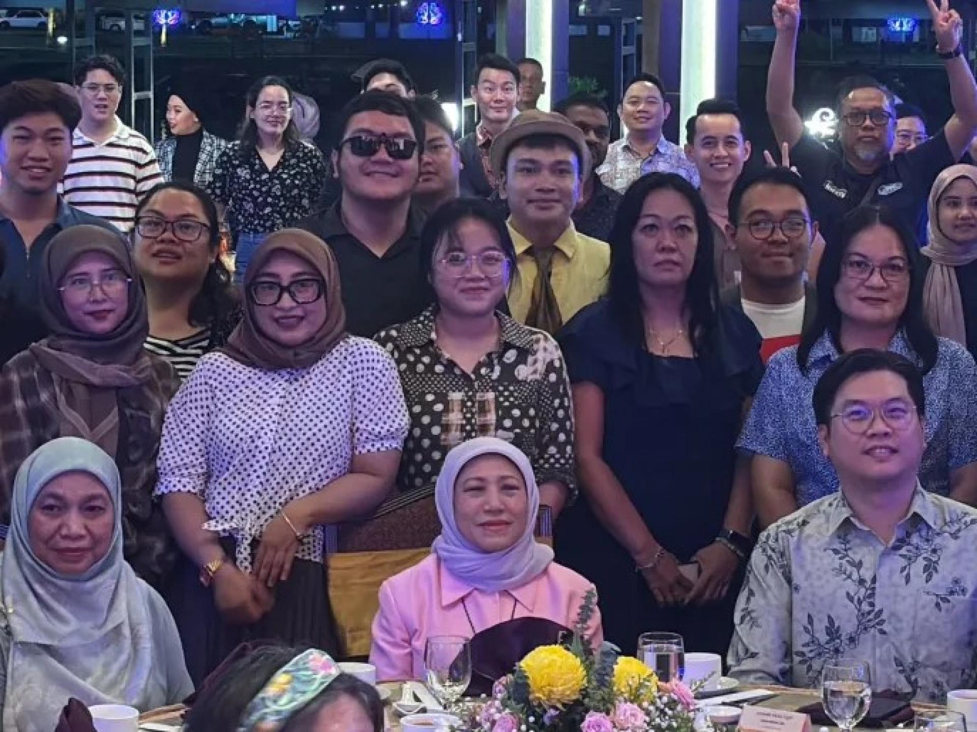 南茜（前排中）与出席2025年11月9日砂拉越媒体之夜的媒体从业者合影。