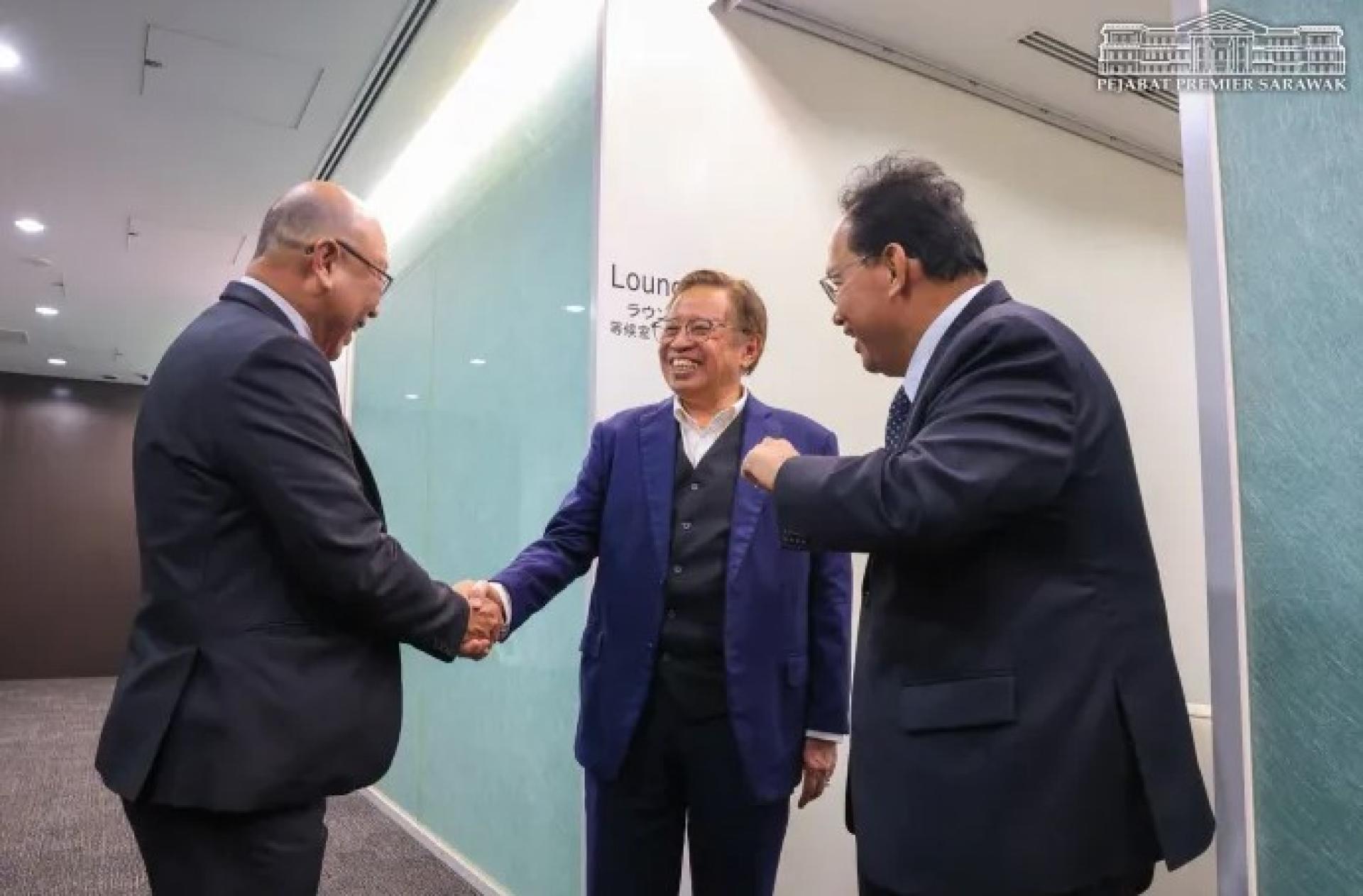 阿邦佐哈里抵达成田国际机场，展开为期两天的日本正式工作访问，并将领取日本“旭日重光章（金银星）”殊荣。