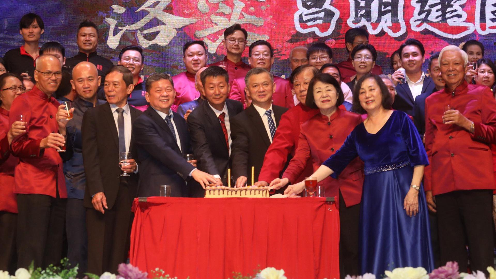 颜登逸（左5起）及郑学方还有华团嘉宾们一起切生日蛋糕，欢庆隆雪华堂102岁生日快乐。