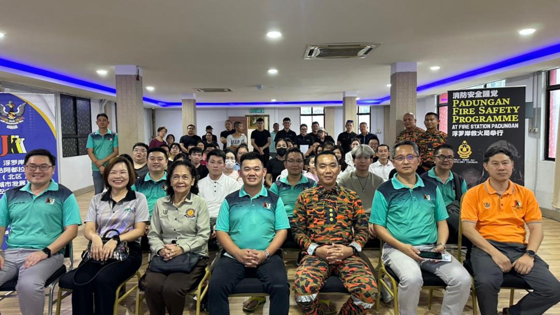 浮罗岸社区消防安全活动圆满成功，许多街坊和商家都踊跃参与。前排左起为市议员黄笃荣律师、老街睦邻委员会主席张慧娇、社区领袖本固鲁本尼迪克特、筹委会主席黄伟良、浮罗岸消防与拯救局局长陈明财 、浮罗岸/东姑阿都拉曼路（北区）城市发展及安全委员会主席甲必丹杨国宗、万福路区委会主席林芝川。