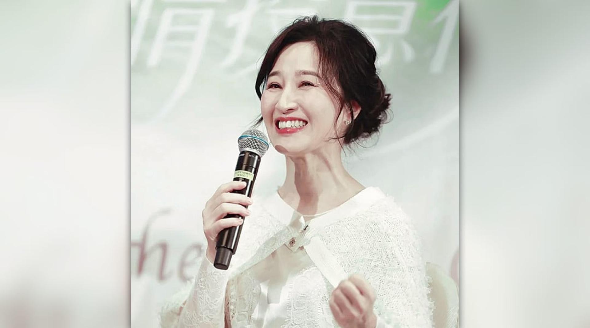 关咏荷年过60仍明艳照人。