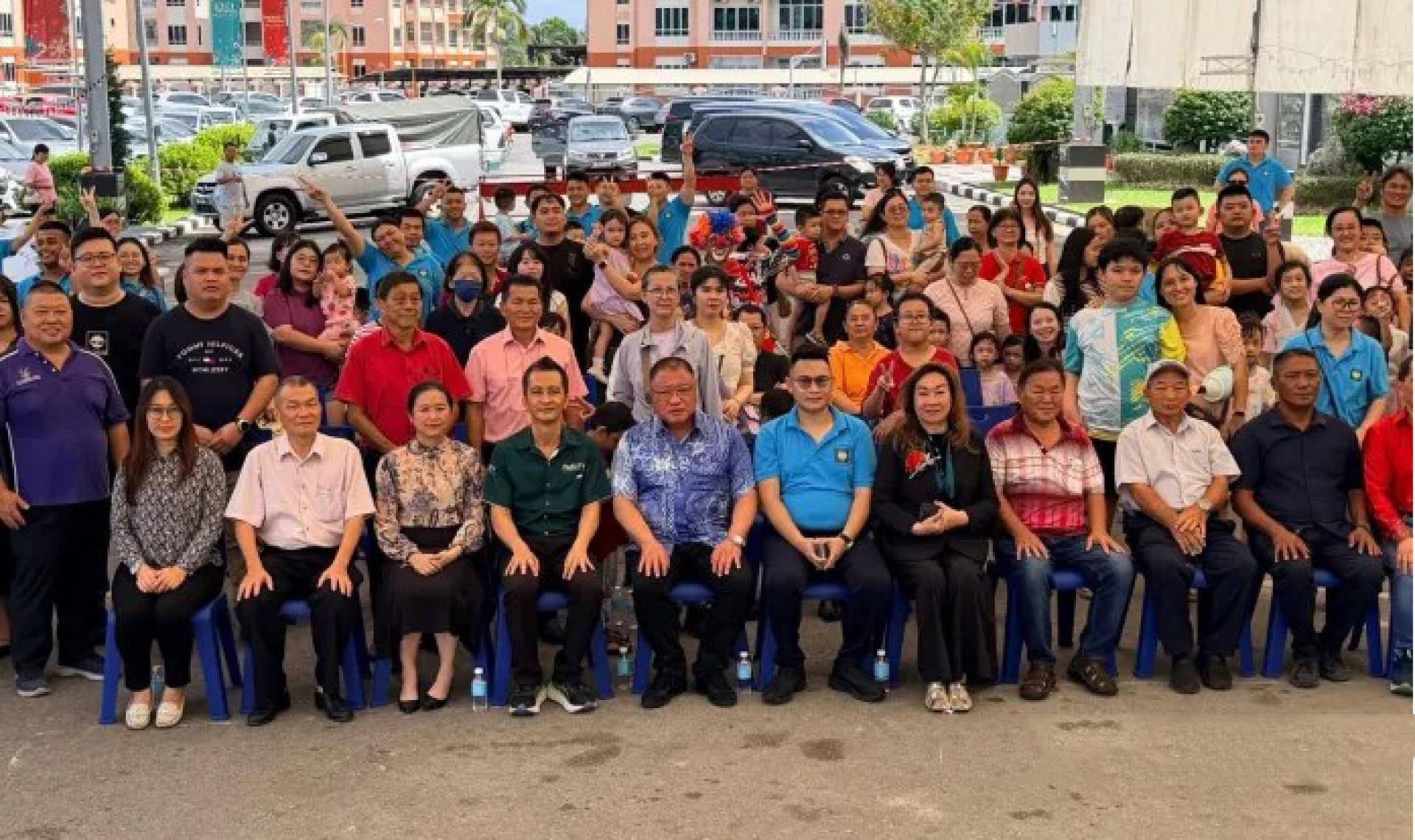 拿督斯里张庆信（左5，坐者）出席诗巫2025年儿童节庆祝活动。