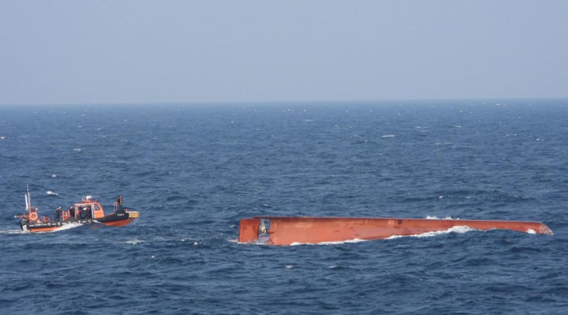11月9日在韩国全罗南道可居岛附近海域拍摄的中国渔船倾覆现场。