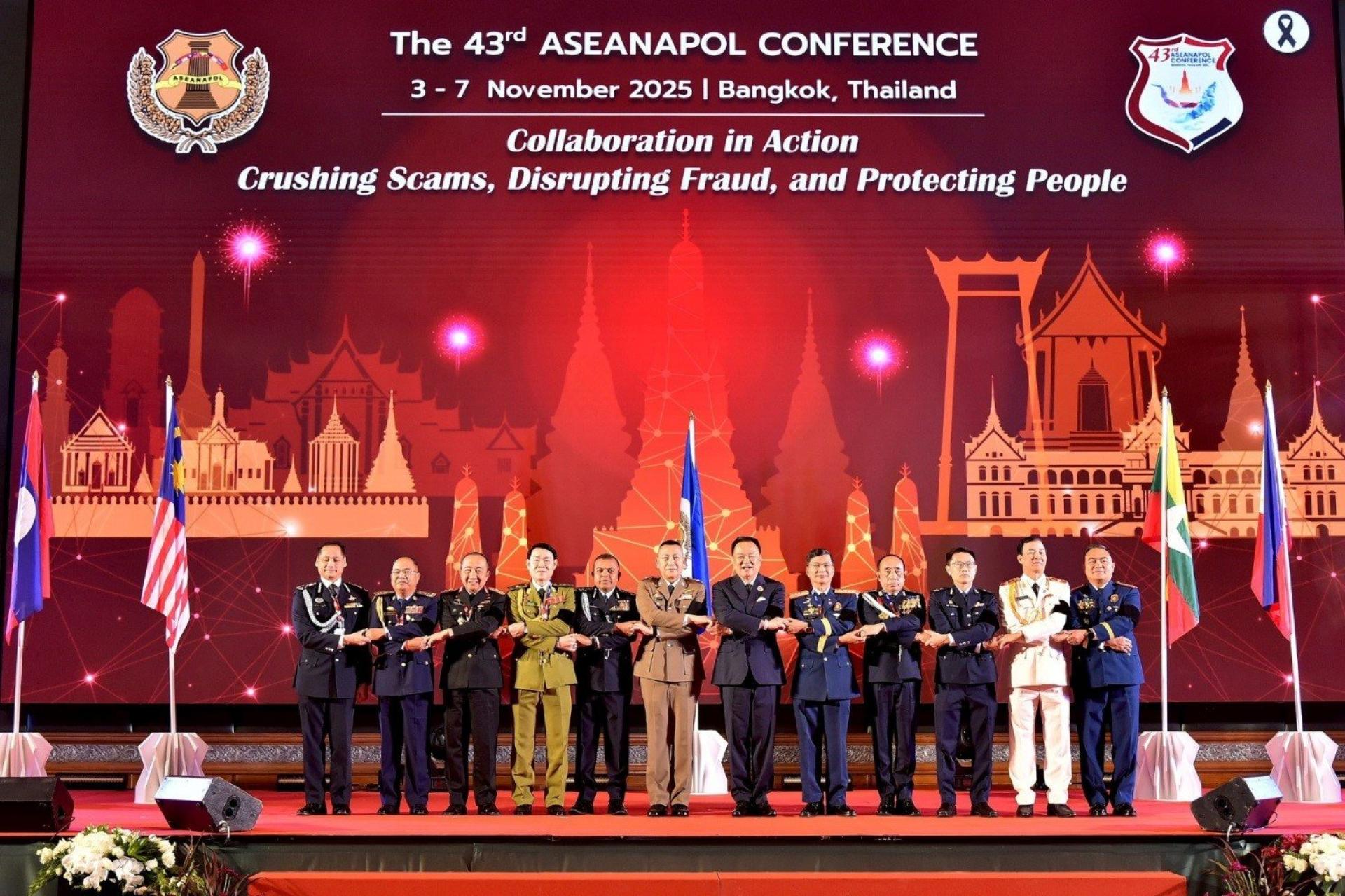 第43届东盟国家警察大会的与会代表在泰国曼谷合影留念。