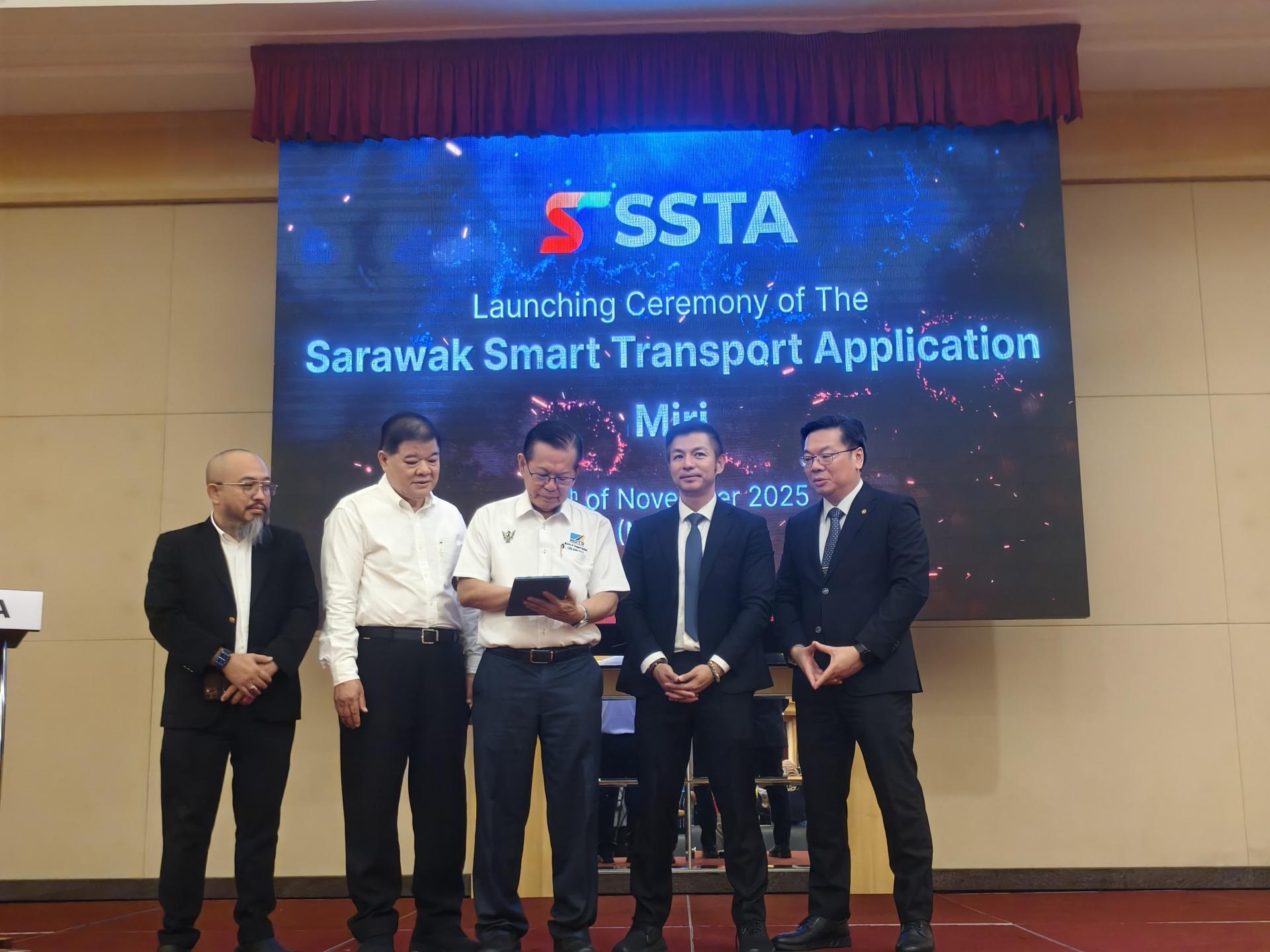 砂拉越交通部长拿督斯里李景胜（中）为“砂拉越智能交通应用程序（SSTA）美里版”主持推介仪式p251110llm04b●左起为副美里市长阿里芬、美里城市巴士有限公司董事林昌陞、砂拉越交通部长拿督斯里李景胜、Karuna（砂拉越）企业有限公司首席执行员王石华，及槟城的Karuna Integrated Technology 有限公司董事经理林开传。