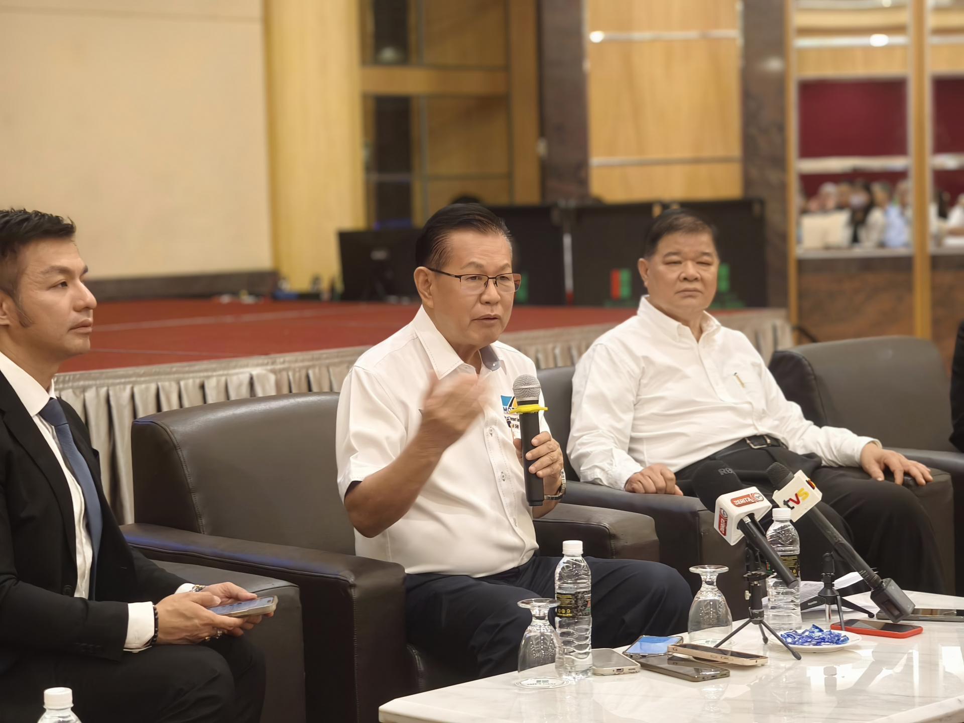 砂拉越交通部长拿督斯里李景胜（中）在“砂拉越智能交通应用程序美里版”推介仪式新闻发布会上鼓励学生搭乘免费巴士，将与学校合作推广公共交通文化。左为Karuna（砂拉越）企业有限公司首席执行员王石华，右为美里城市巴士有限公司董事林昌陞。