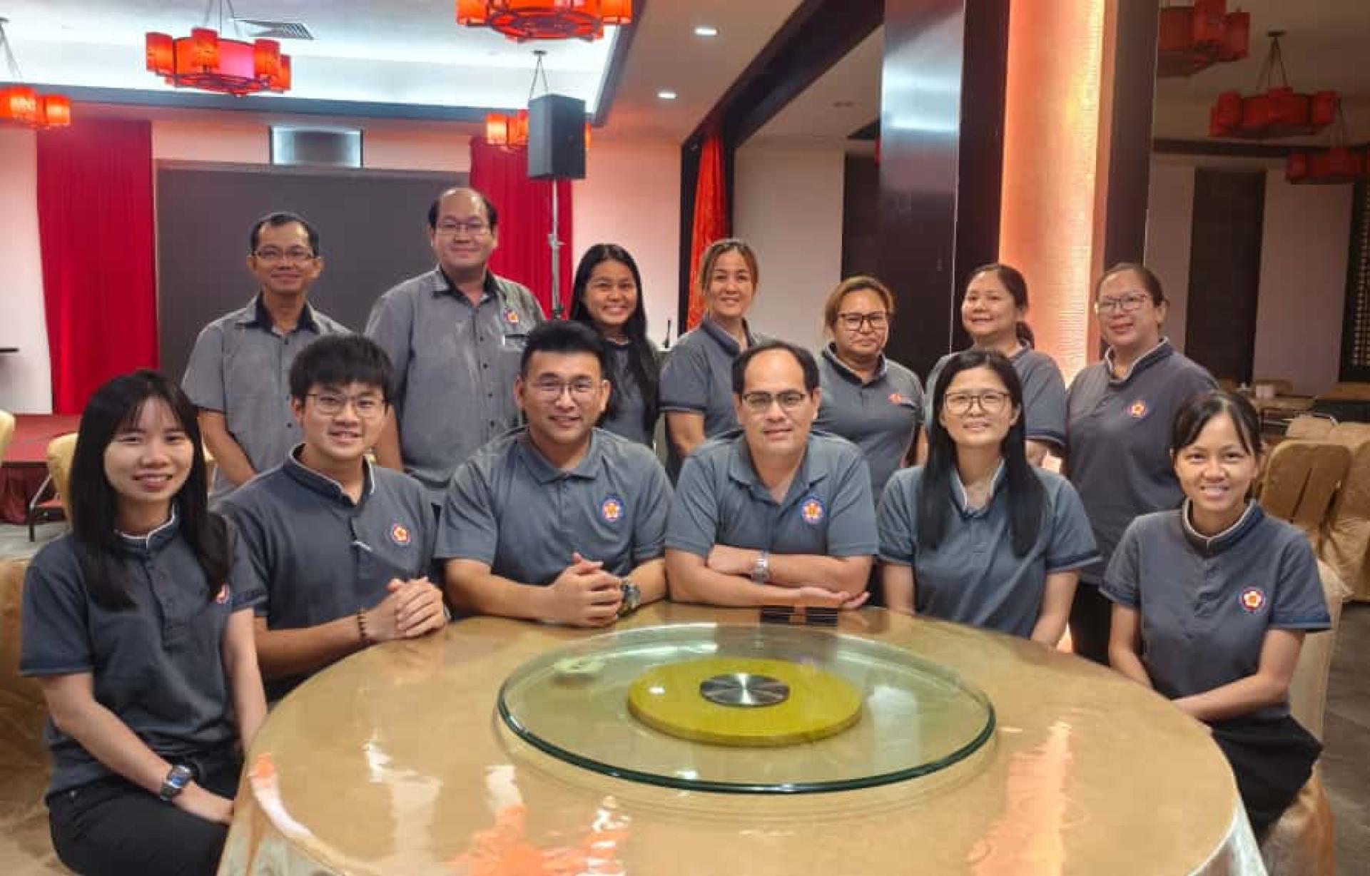 美里客家公会青年团部分团员们合影。坐者右3为美里客家公会青年团团长杨万勇，坐者右为美里客家公会青年团财政兼筹备会主席刘丽珠。