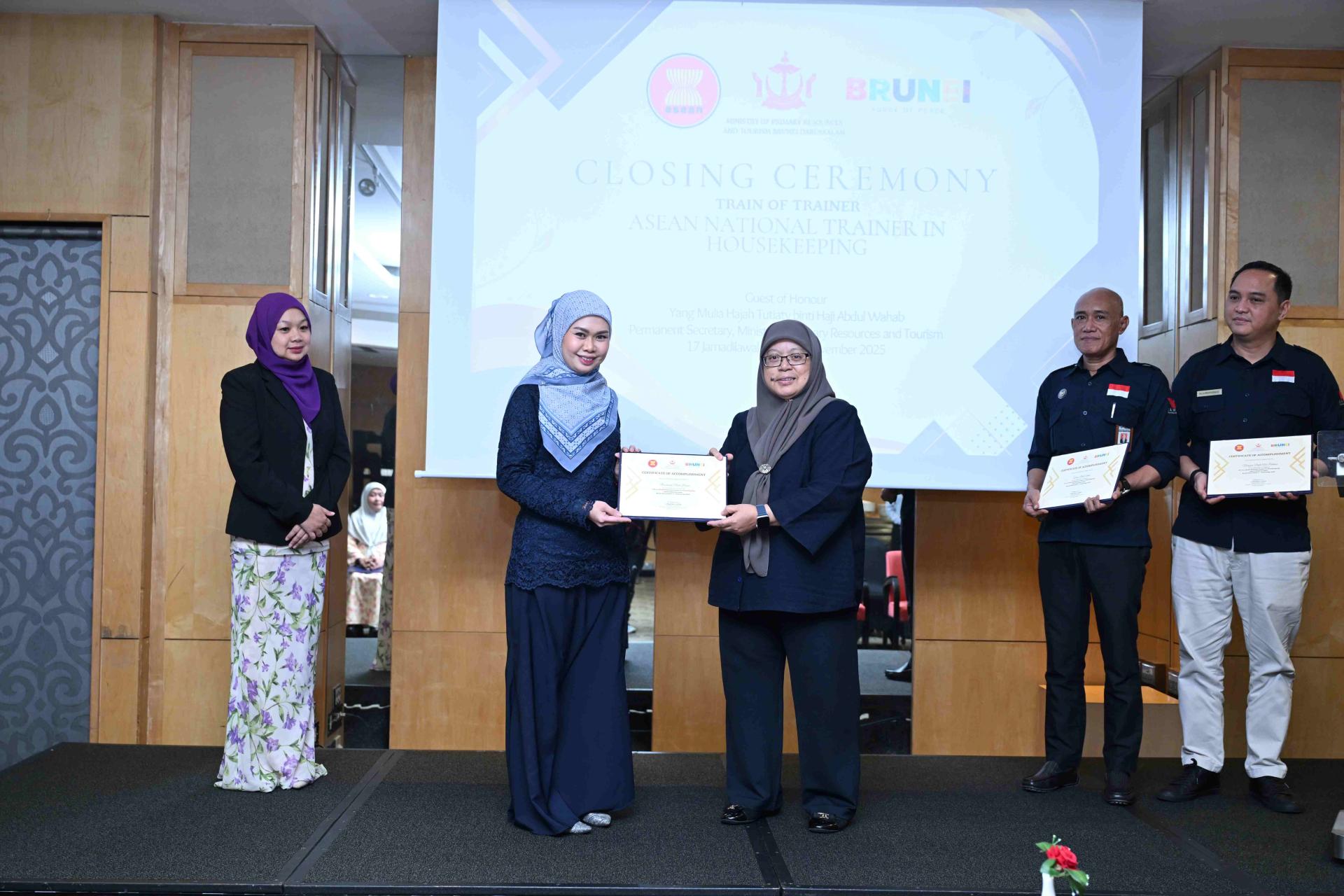 主要资源与旅游部常任秘书图蒂亚蒂颁发证书予学员