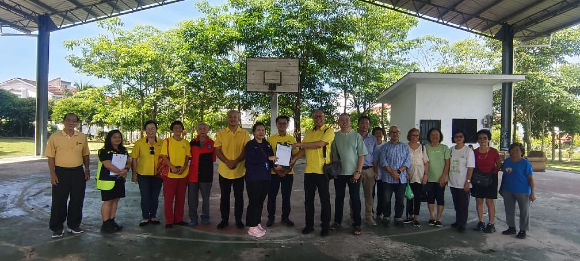 美里布米哥花园雨盖篮球场升级改造方案交接仪式。