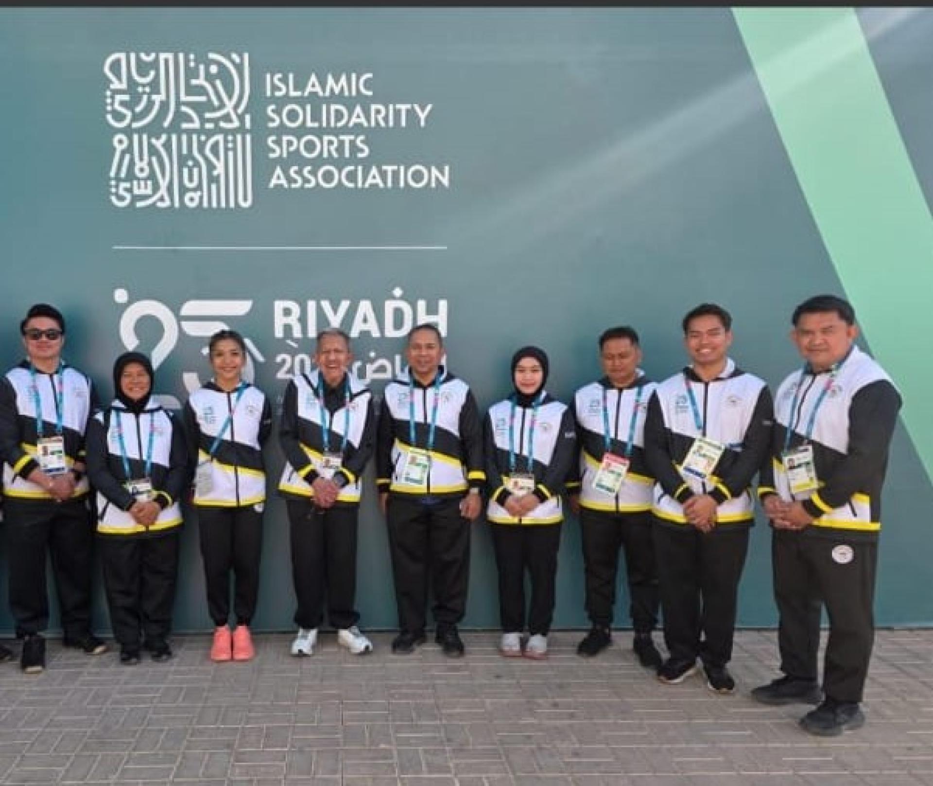 哈芝苏菲里柏嘉亲王与汶莱代表团员合影