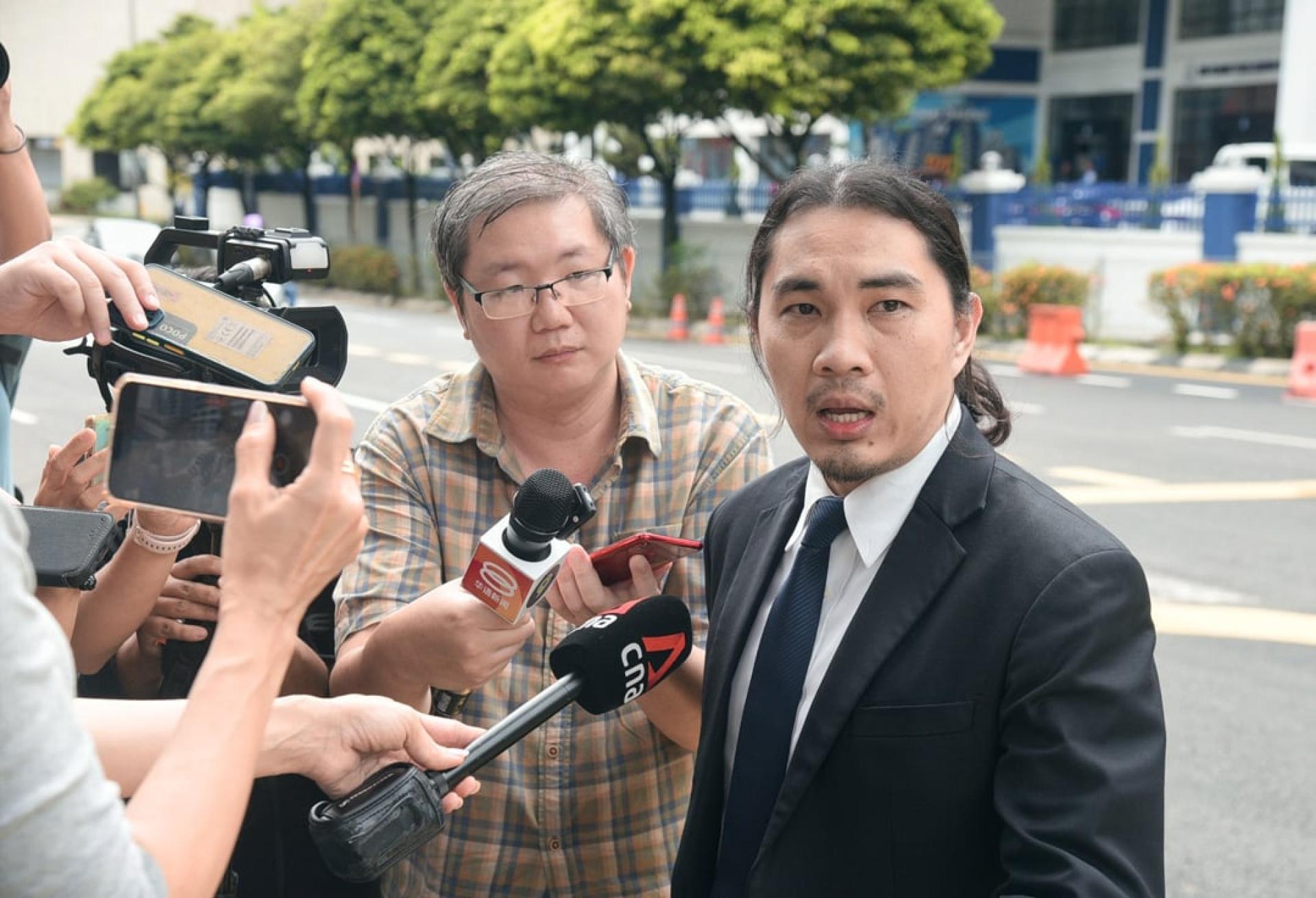 郑清丰（右）告诉媒体，推事已允许黄明志再延扣3天，以让警方完成调查工作。