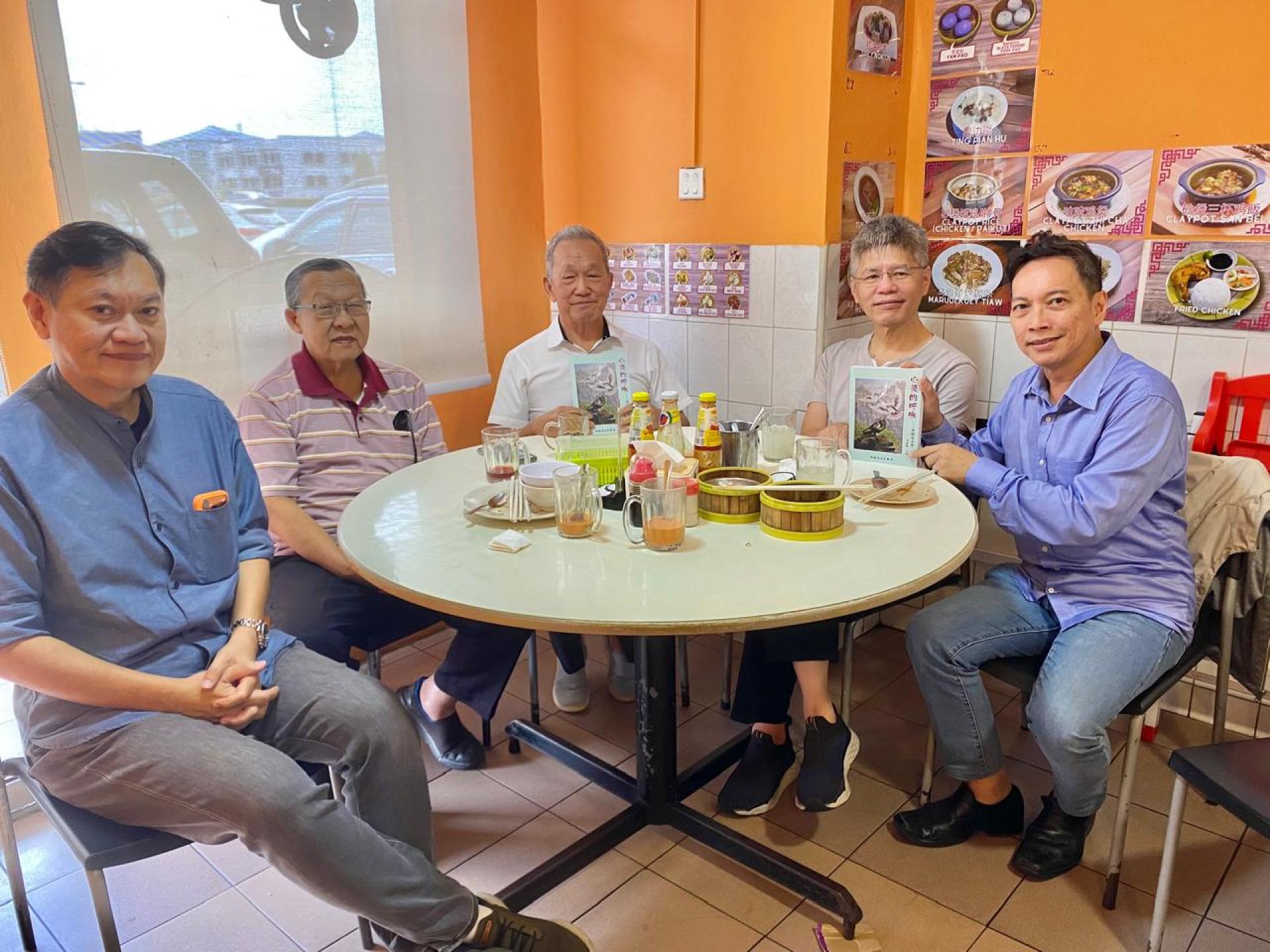 右三为汶莱中华文艺联合会会长孙德安，右二詹兴民，右一朱运利；左一张文发，左二黄家声合影。