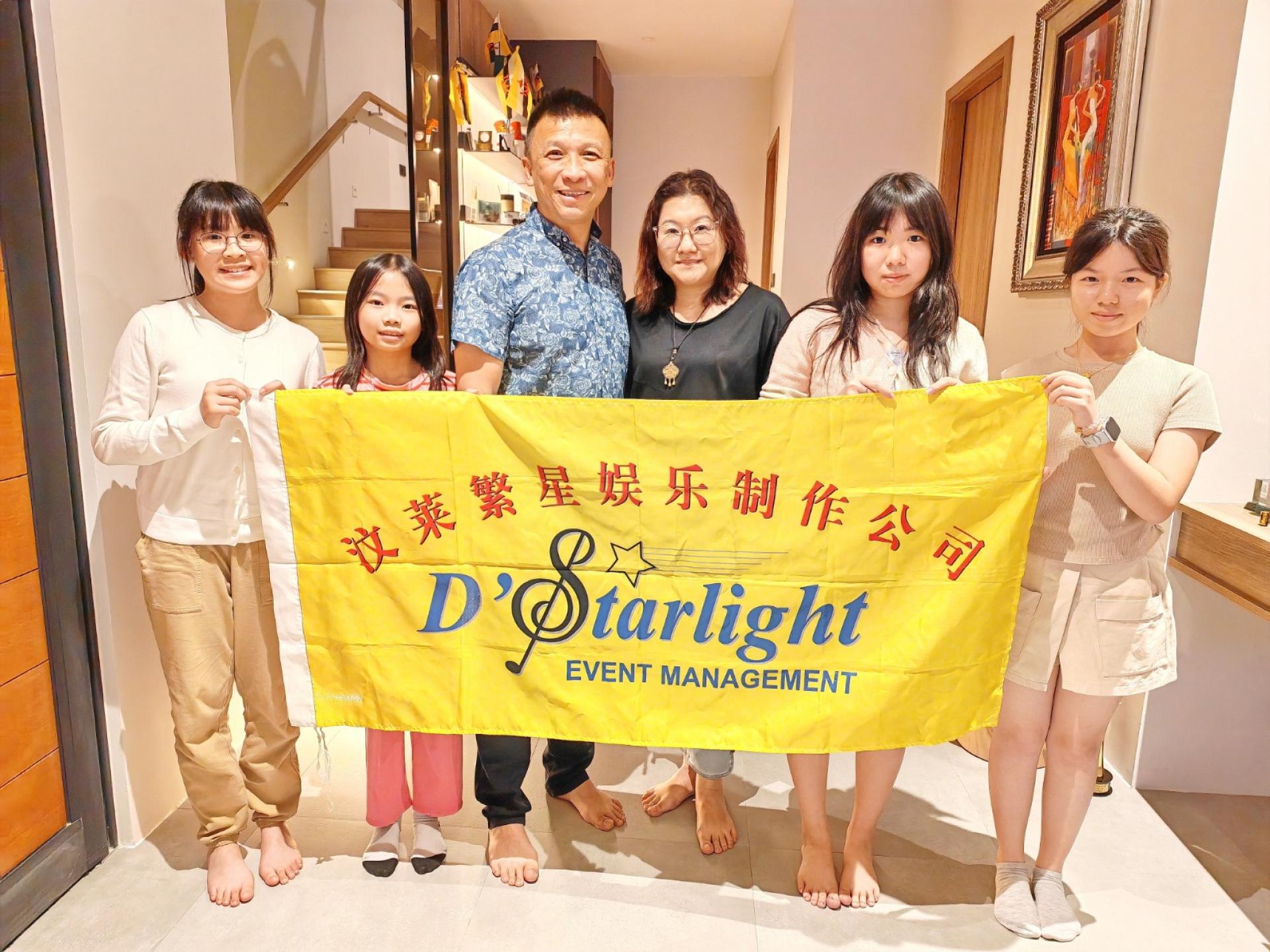 汶莱繁星娱乐制作公司董事经理蔡信喆及夫人吴谊璘（左三，左四）与即将代表汶莱参加第30届友邦儿童及青少年歌唱赛的4位歌手，左起刘嘉愉、彭渝媗，右起许雁菡、苏云茜合影。