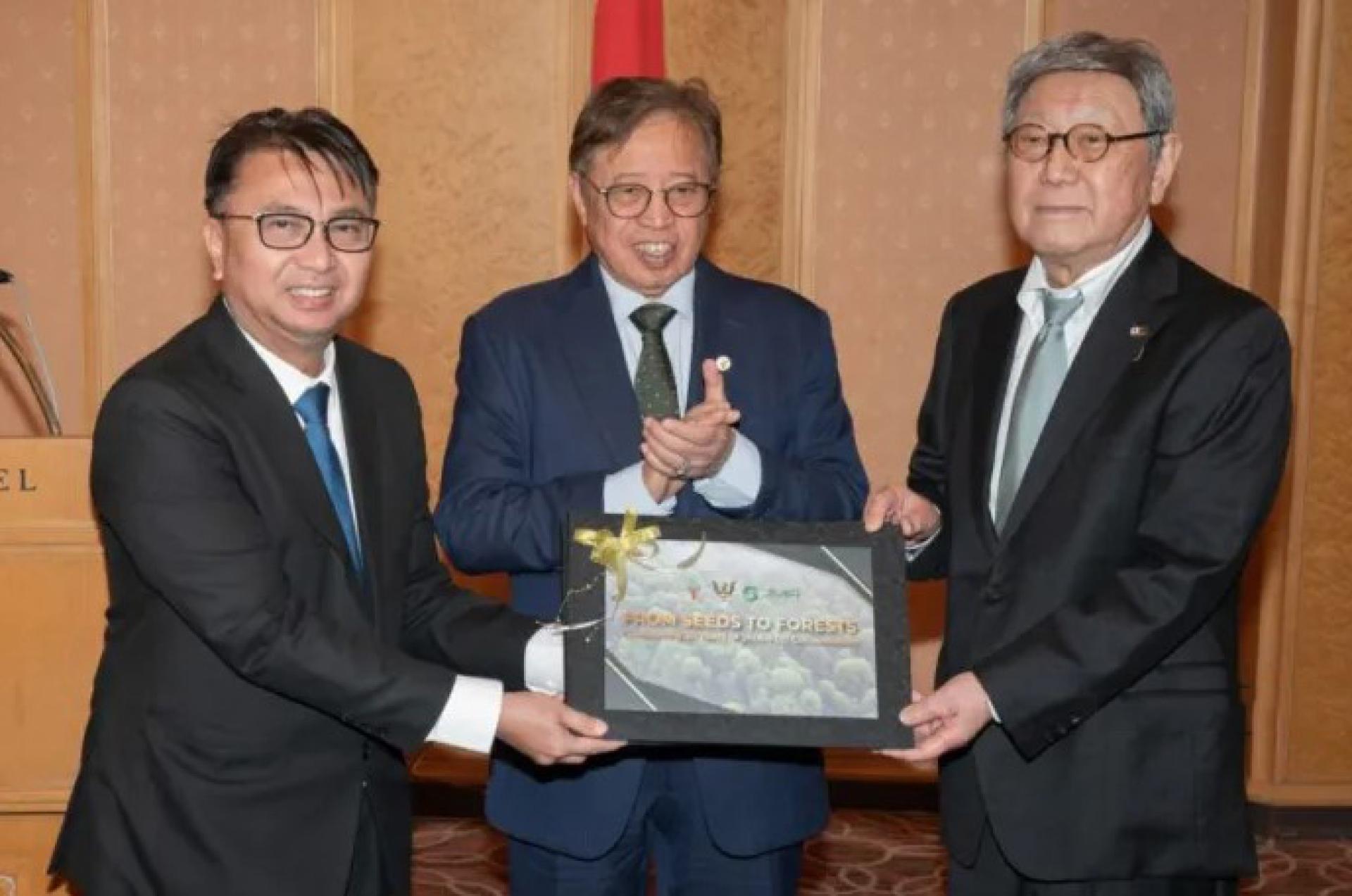 阿邦佐哈里于11月10日在东京出席日本马来西亚协会与砂拉越森林局合作30周年纪念活动。