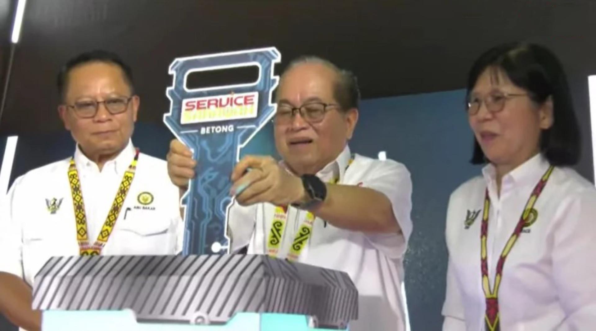 道格拉斯（中）主持木中砂拉越服务中心启用仪式。