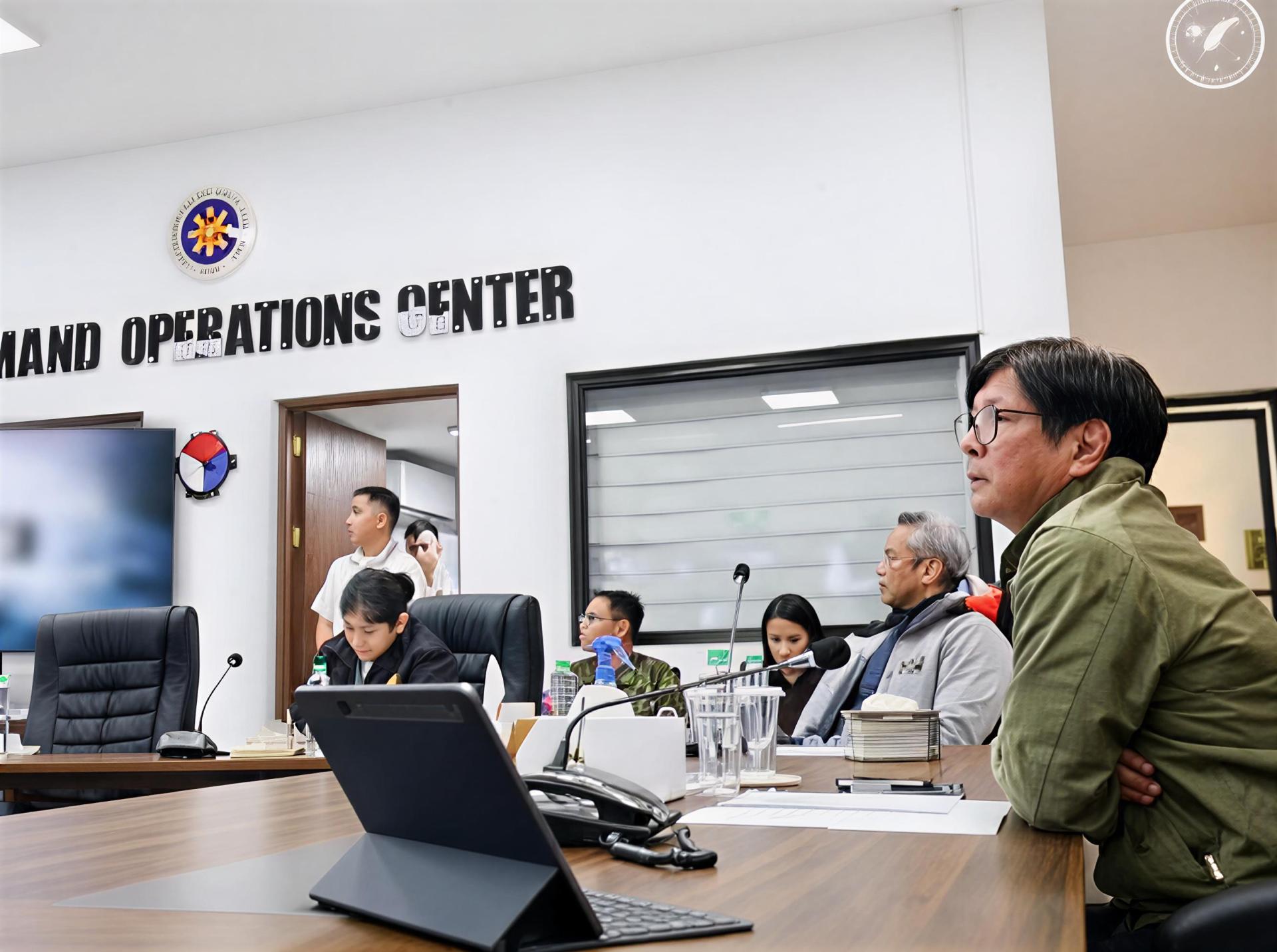 菲律宾总统马可仕在马尼拉总统府安全指挥中心主持会议，听取有关台风“乌万”最新救灾进展汇报。