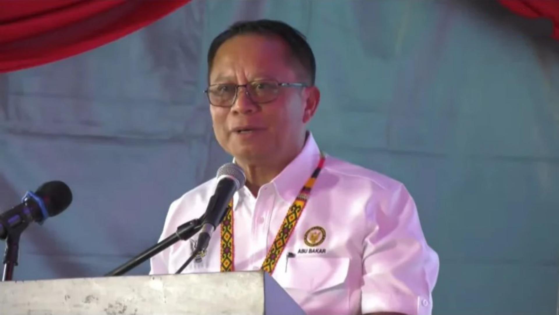 阿布巴卡在木中砂拉越服务中心启用仪式上致词。