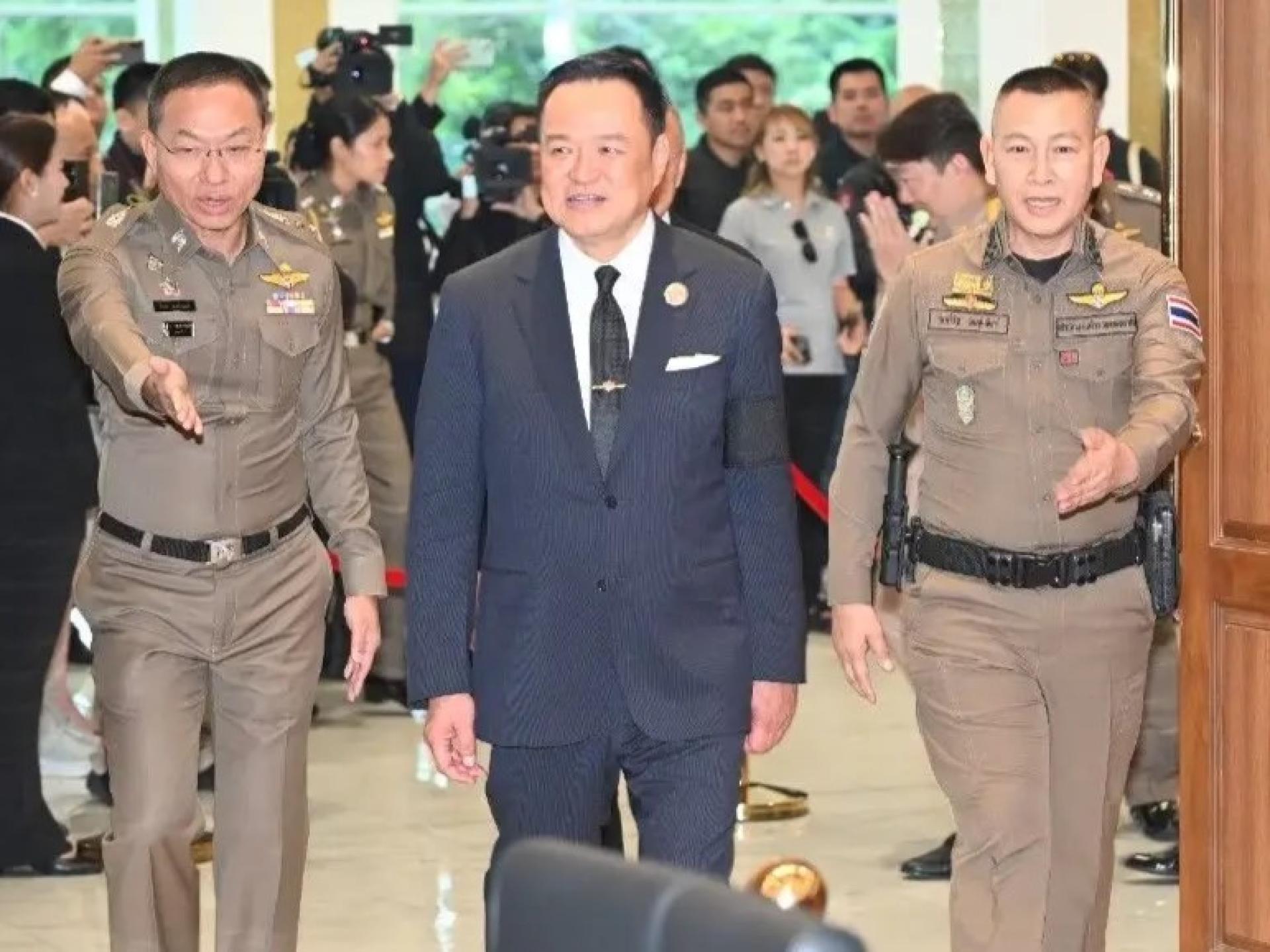 泰国总理兼内政部长阿努廷查恩维拉库尔主持召开新闻发布会。