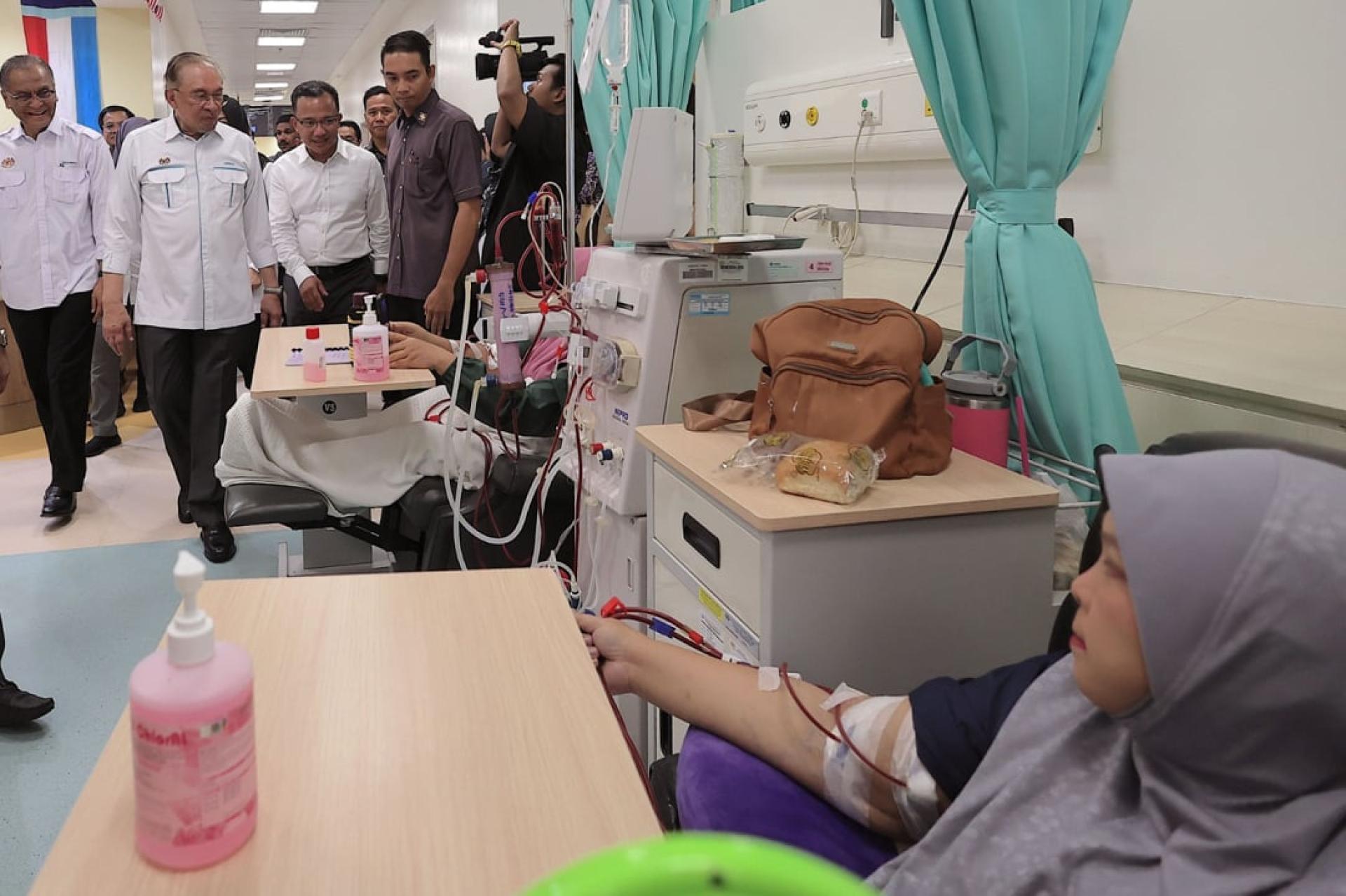 安华视察斗湖医院新楼，与病患交流。