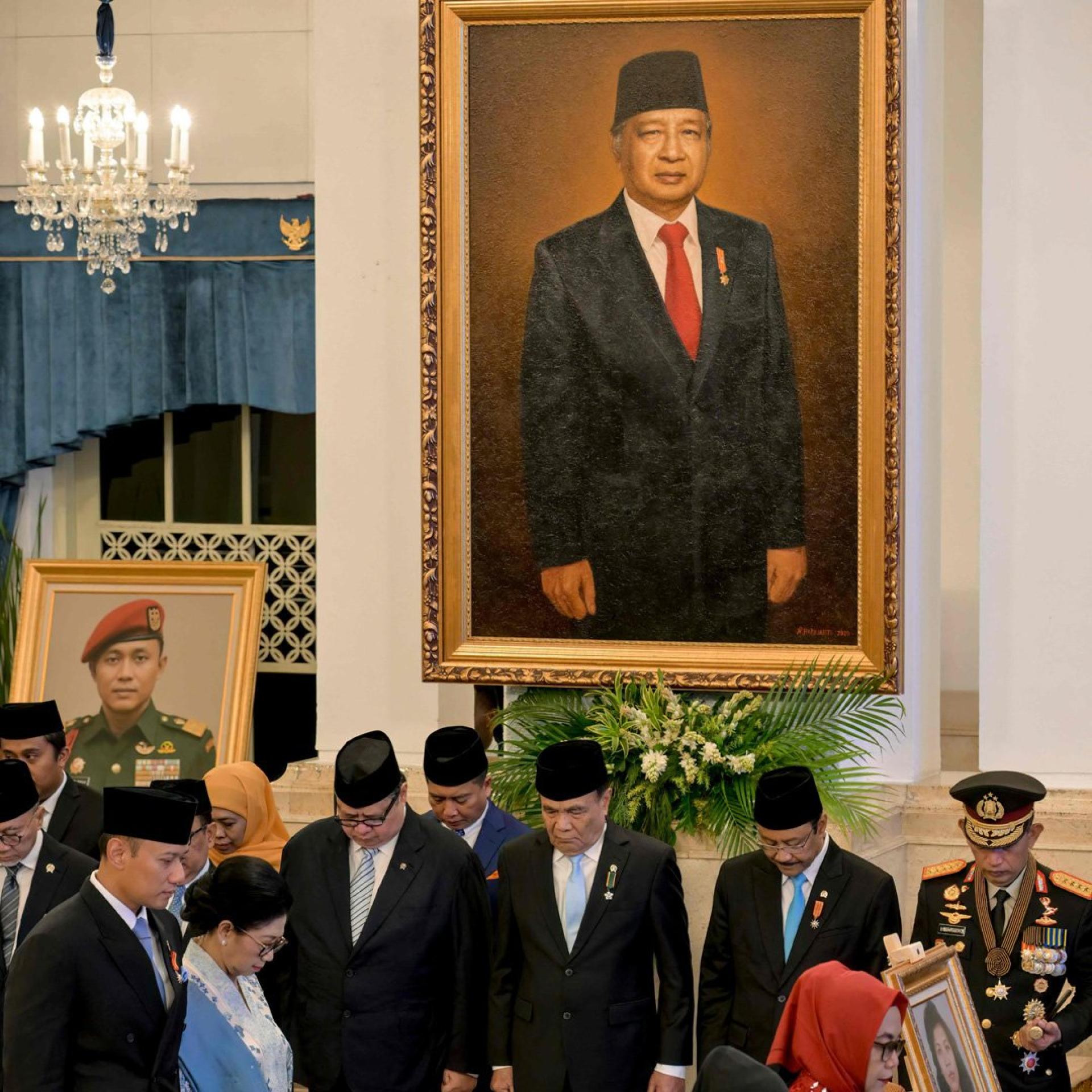 在举行的印尼国家英雄日纪念仪式上，印尼前总统苏哈托的肖像画高挂大厅。