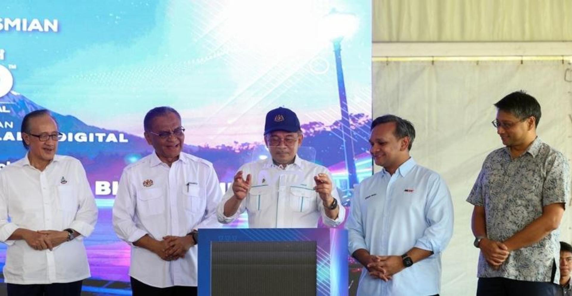 Perdana Menteri Datuk Seri Anwar Ibrahim (tengah) merasmikan Jelajah Malaysia Digital di Taman Semarak, di sini, hari ini.