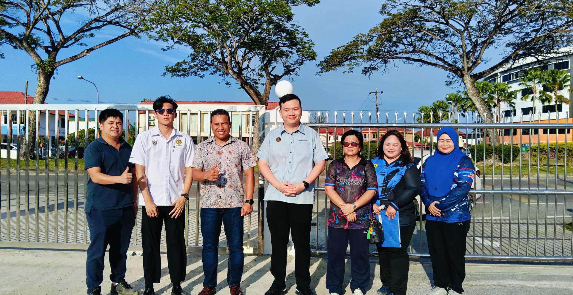 美里国会议员赵俊文（中）到访廉律巴都2国小与Darul Ridzuan清真寺巡视时摄。