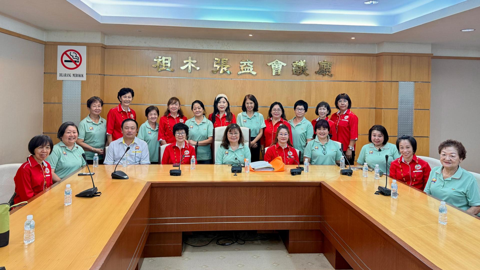 交流会大合照。前排中者为林春煌古晋福建公会妇女组主任、右2林丽莲霹雳州安顺福建会馆妇女组主任、左1古晋福建公会秘书长甲必丹陈国璋、左2安顺福建会馆妇女组副主任关坤枝、右1古晋福建公会妇女组署理主任田美丽。