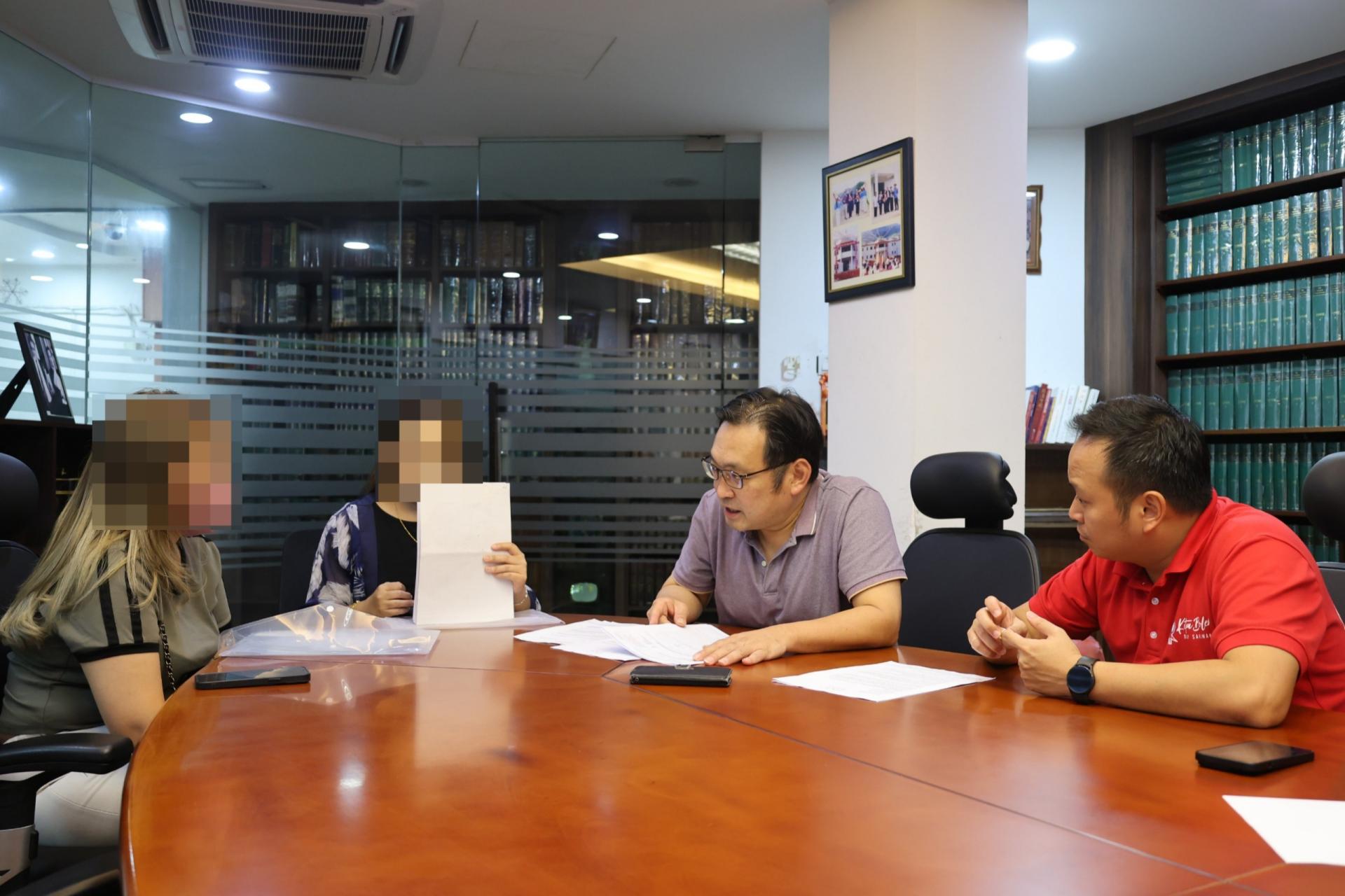 在开国会期间的实旦宾区国会议员张健仁（右2）于周末早上，特意安排这两位被公司不合理对待的雇员，并提供给她们意见和管道如何争取她们应得到的赔偿。左为张健仁特别助理江峰年。