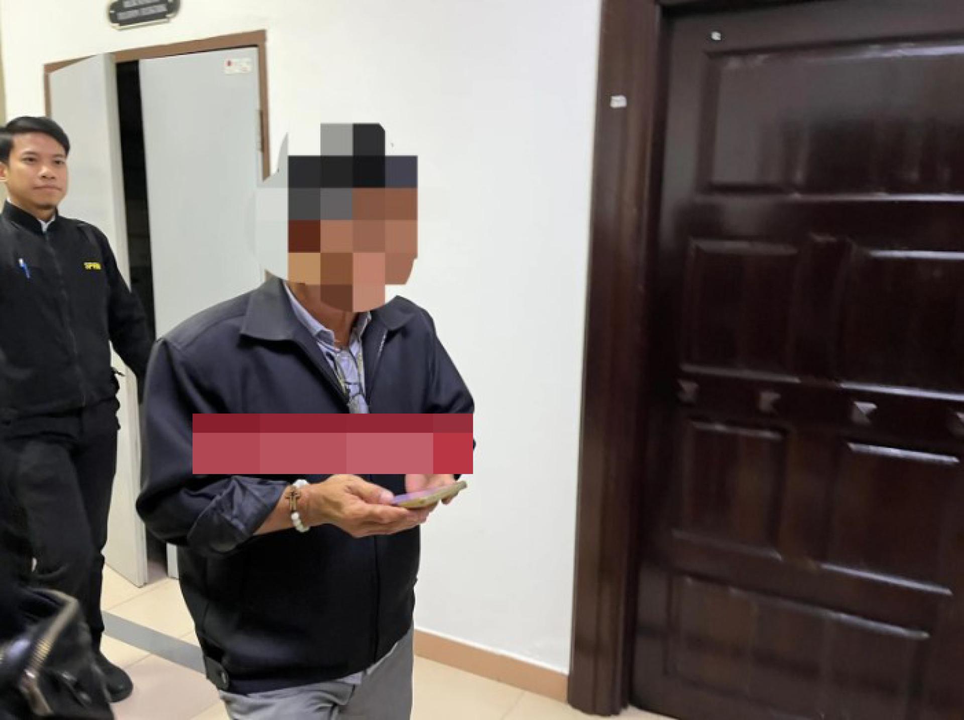 被告离开地方法院。