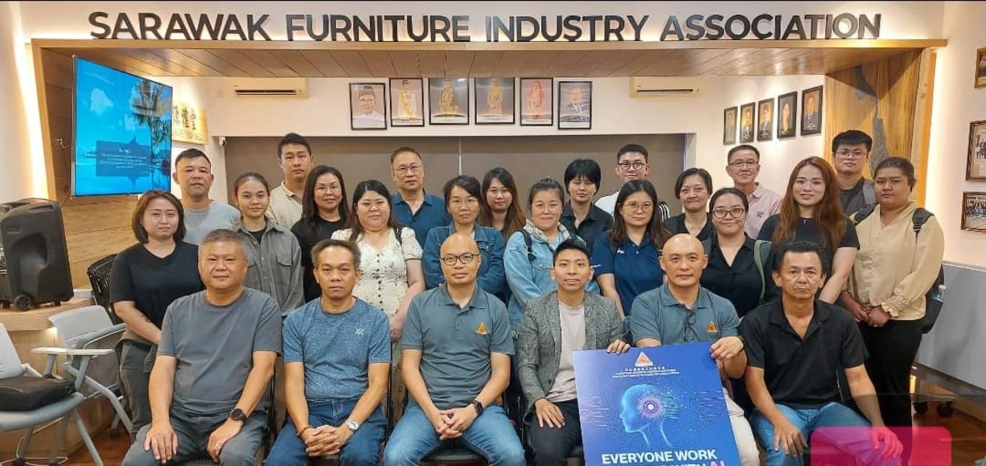 （右起）砂傢俬公会第二副会长黎进财、教育与数码经济副会长许献文、讲师杨祖伟及培训筹委会主席佘少扬合影。