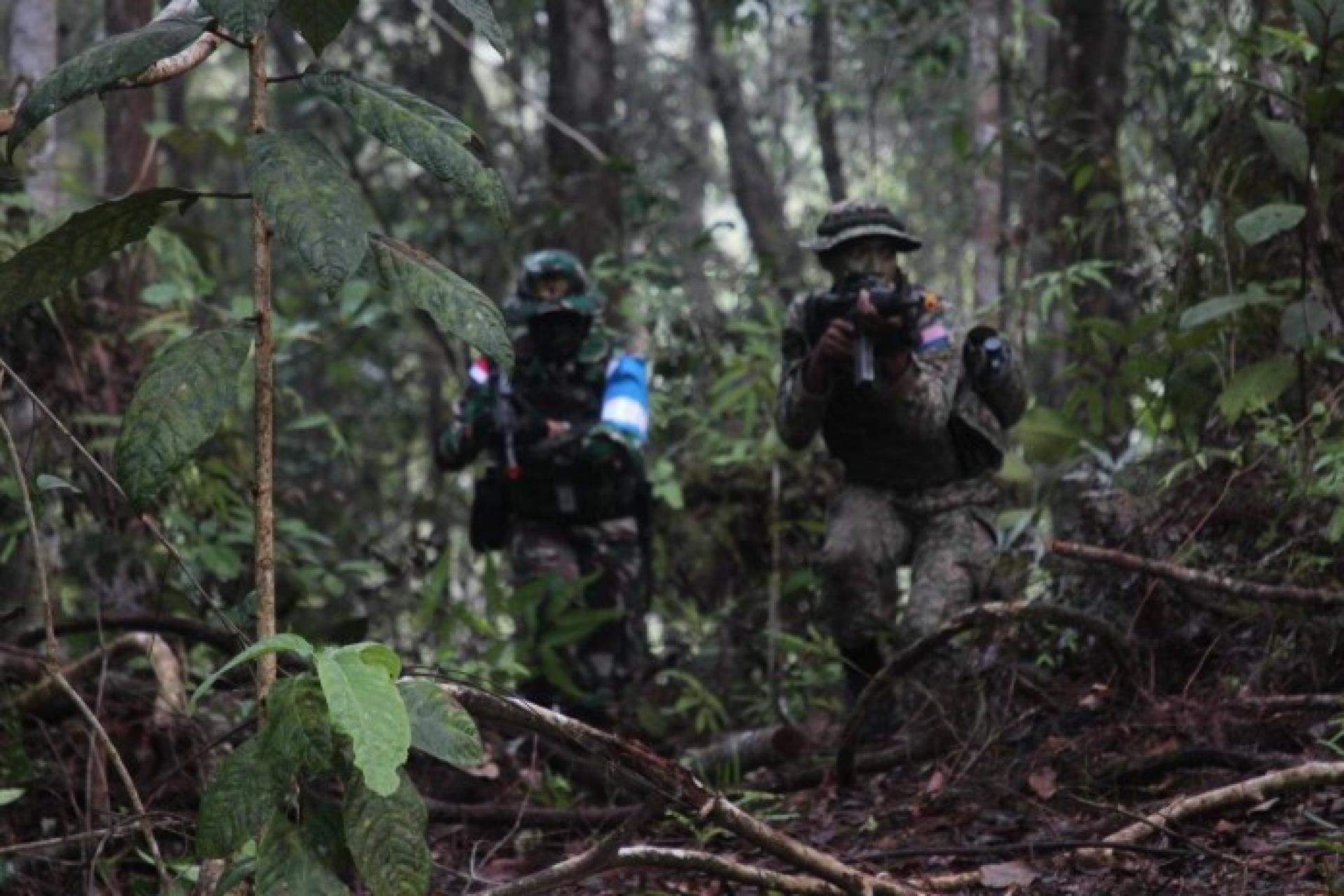 马来西亚陆军（TDM）与印尼国民军陆军（TNI-AD）在“马印坚韧联合军演”第48AB/2025系列期间的演练场面。