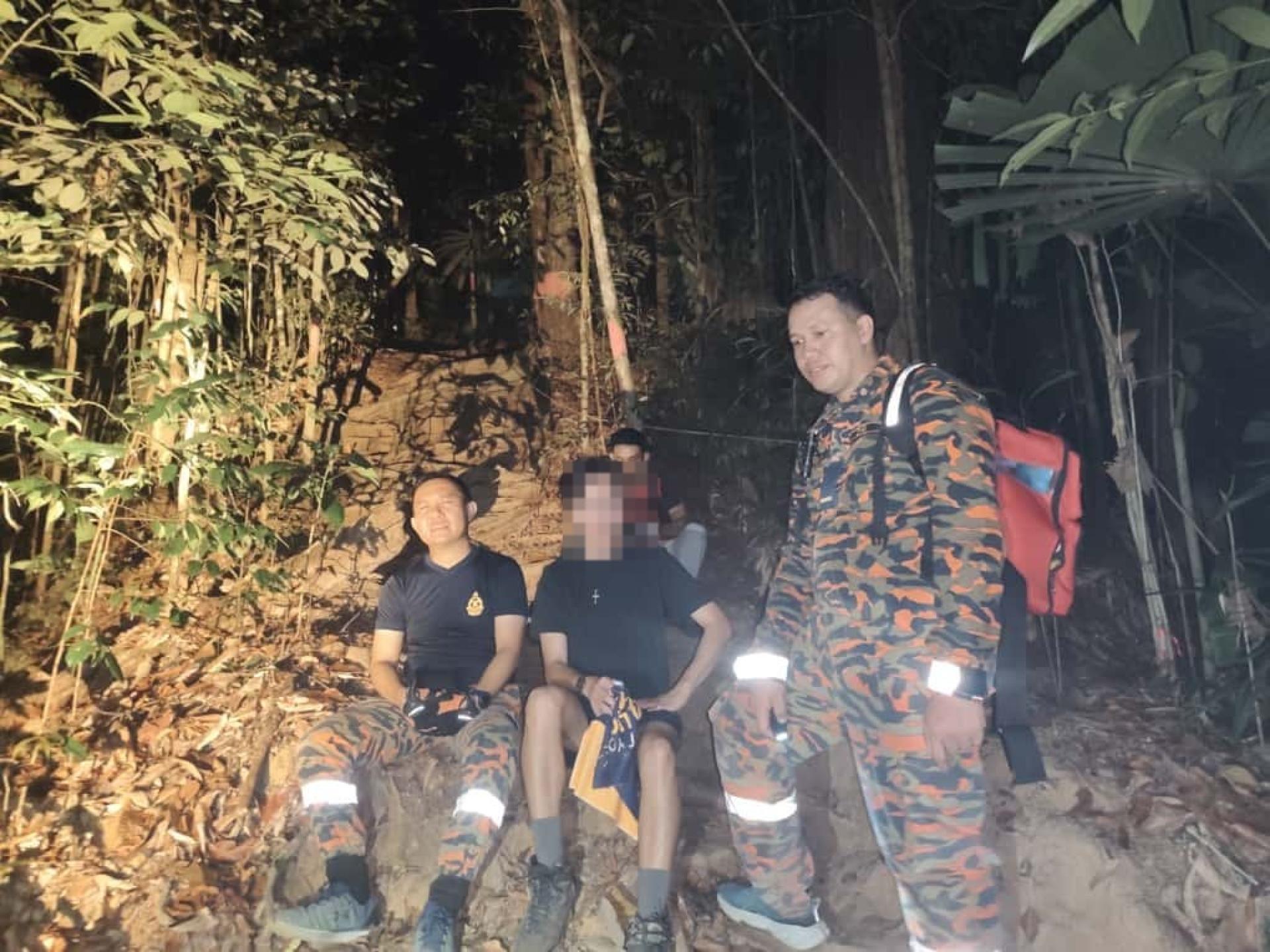 消防队在一名国家公园巡山员的协助下进入山林搜救，并于坐标处发现男子（中者）。