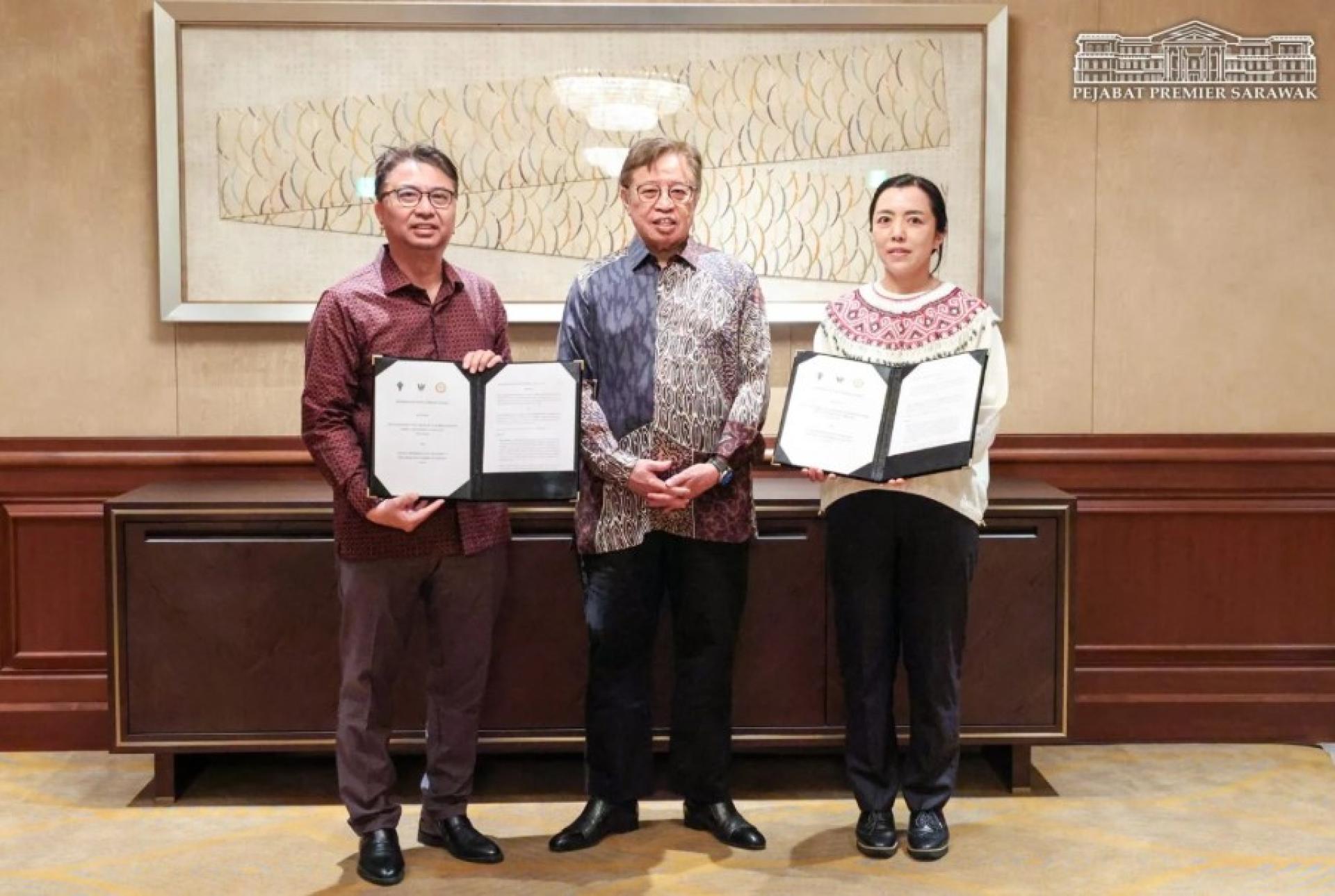 阿邦佐哈里（中）在日本东京见证哈姆丹（左）与竹内（右）交换谅解备忘录。