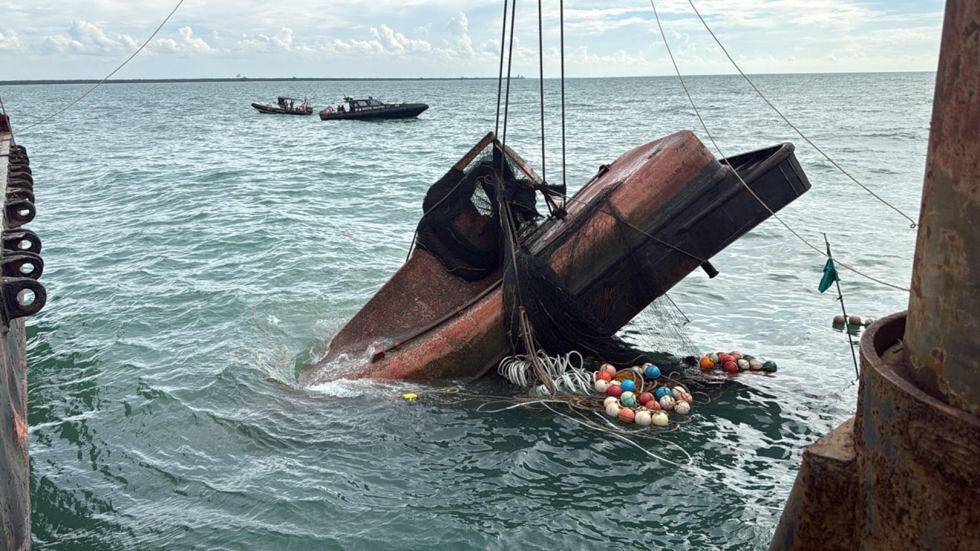 至昨日下午1时13分，船尾螺旋桨部分已成功露出水面，但整体船体尚未完全翻正。